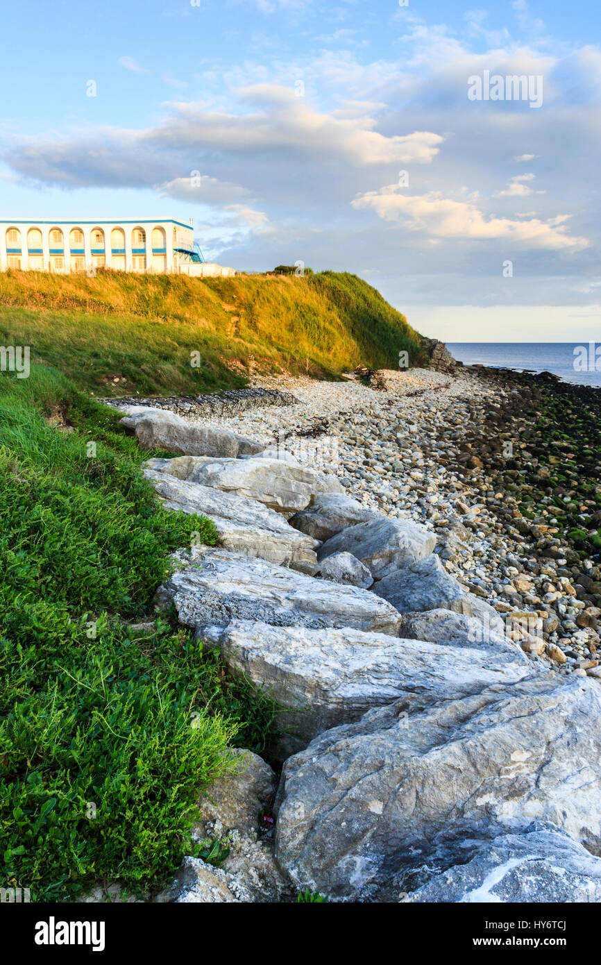 La spiaggia rocciosa a Bowleaze Cove, la riviera hotel su una scogliera, Dorset, England, Regno Unito Foto Stock
