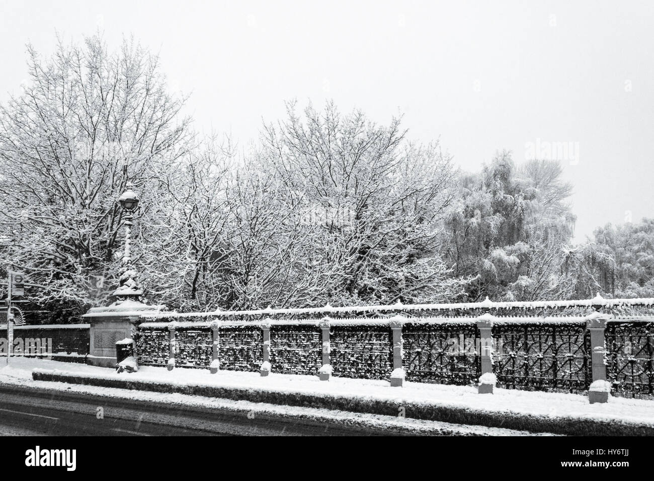La neve sul vittoriano ponte ad arco costruito nel 1897 per sostituire il precedente John Nash bridge, portando Hornsey Lane attraverso Archway Road, London, Regno Unito Foto Stock