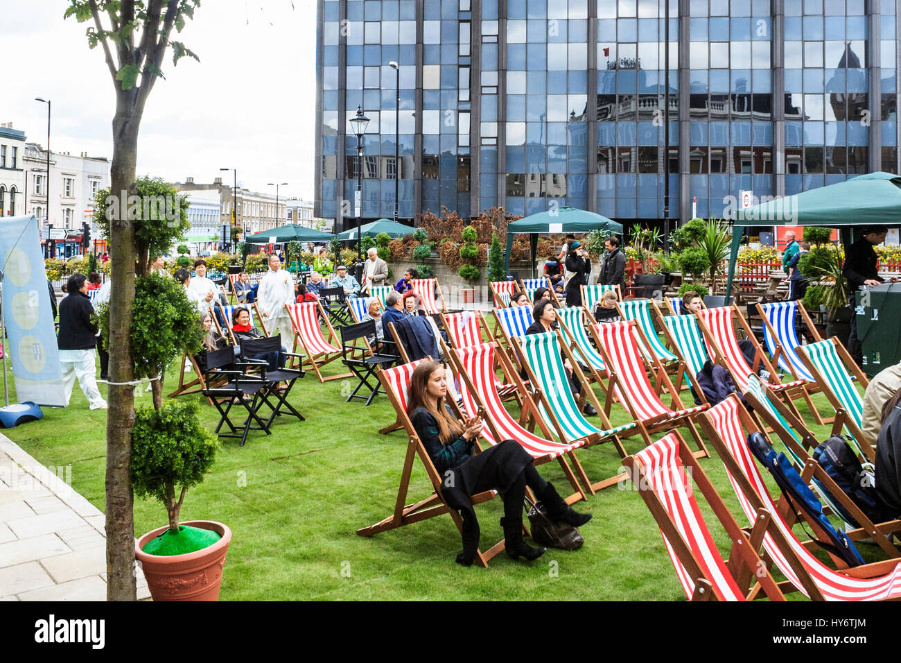 L'isola in Archway giratorie, Islington (ora Navigator Square), temporaneamente ricoperto di erba nel corso di un evento della comunità nel 2010, LONDRA, REGNO UNITO Foto Stock
