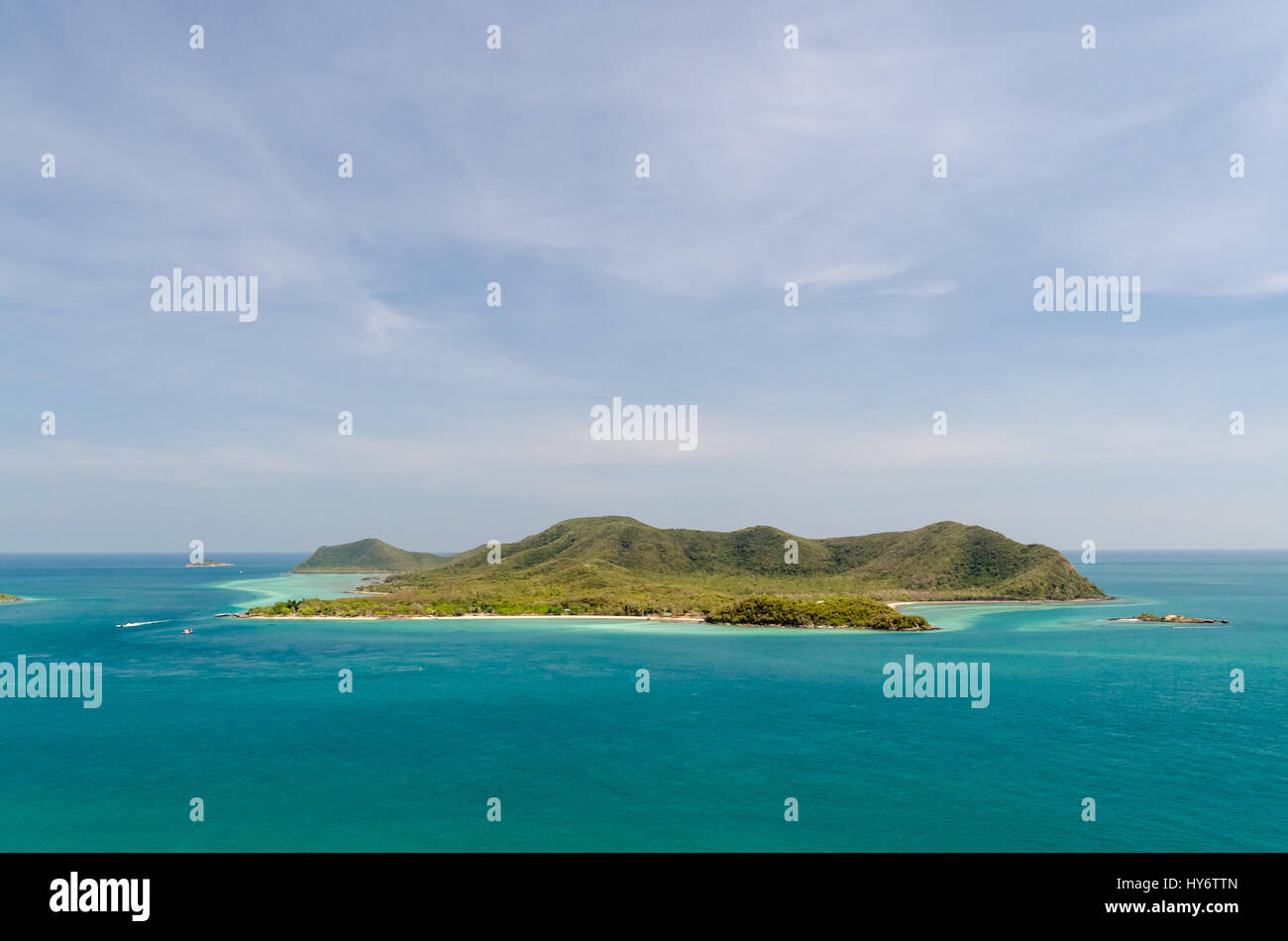 Isola e mare blu in sattahip chonburi thailandia Foto Stock