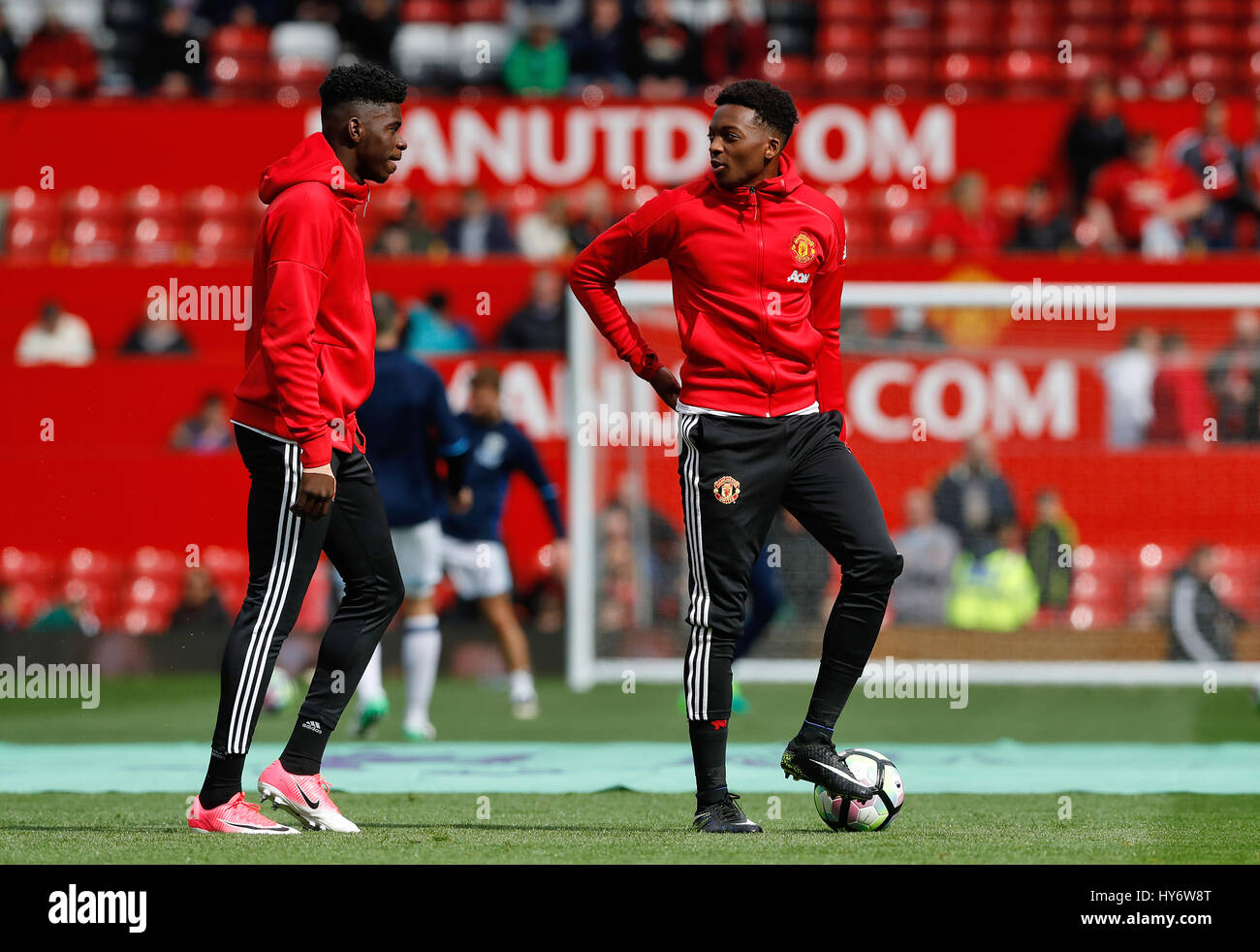 Il Manchester United Tuanzebe Axel (sinistra) e Matteo Willock Foto Stock