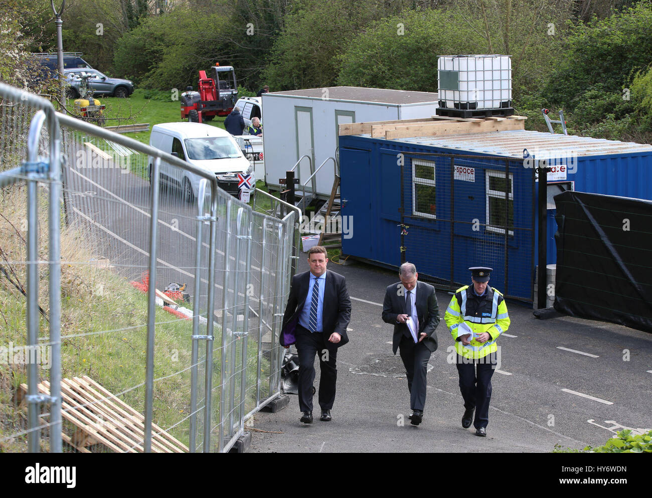 Gardai in Tolka Valley Park in Finglas, Dublino, dove la polizia ha iniziato a scavare per i resti di un condannato stupratore che sparì oltre sei anni fa. Foto Stock