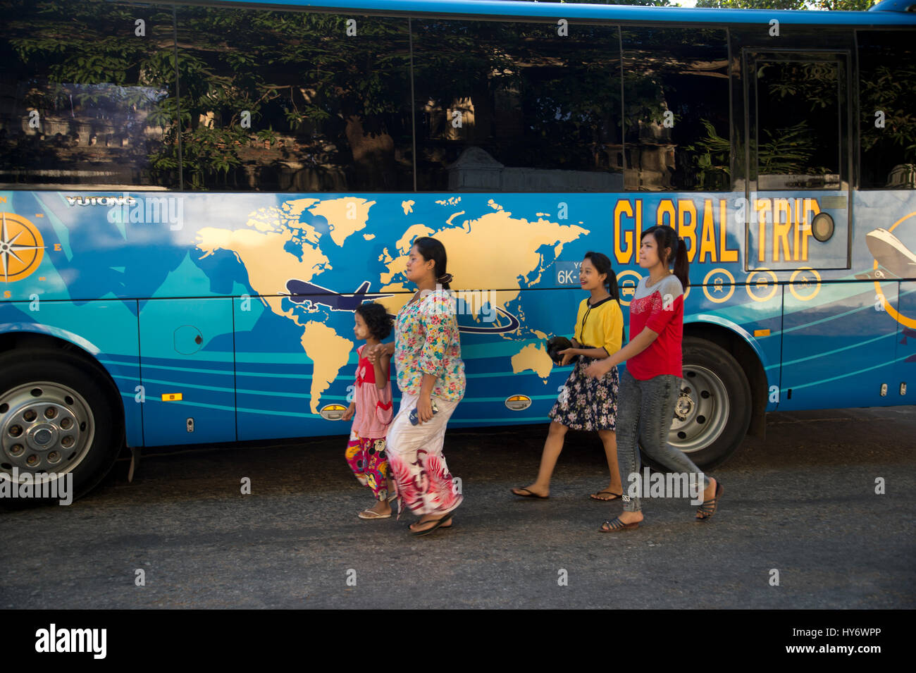 Myanmar (Birmania). Mawlamyine. Tour bus dipinta con una mappa del mondo con una madre birmano e ai bambini di passaggio. Foto Stock