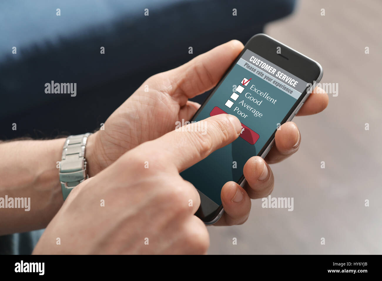 Servizio clienti online Sondaggio di soddisfazione su un telefono cellulare Foto Stock