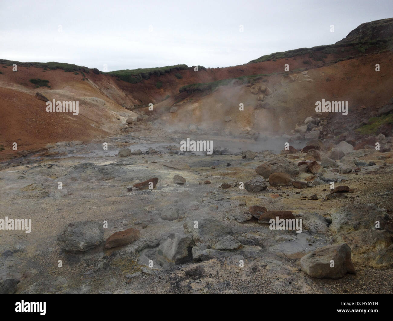 Hot Springs geyser di Reykjanes Pennisula vicino a Reykjavik, Islanda. Vapore sorge dall'Islanda sorgenti calde in un cupo giorno di estate in Icel Foto Stock