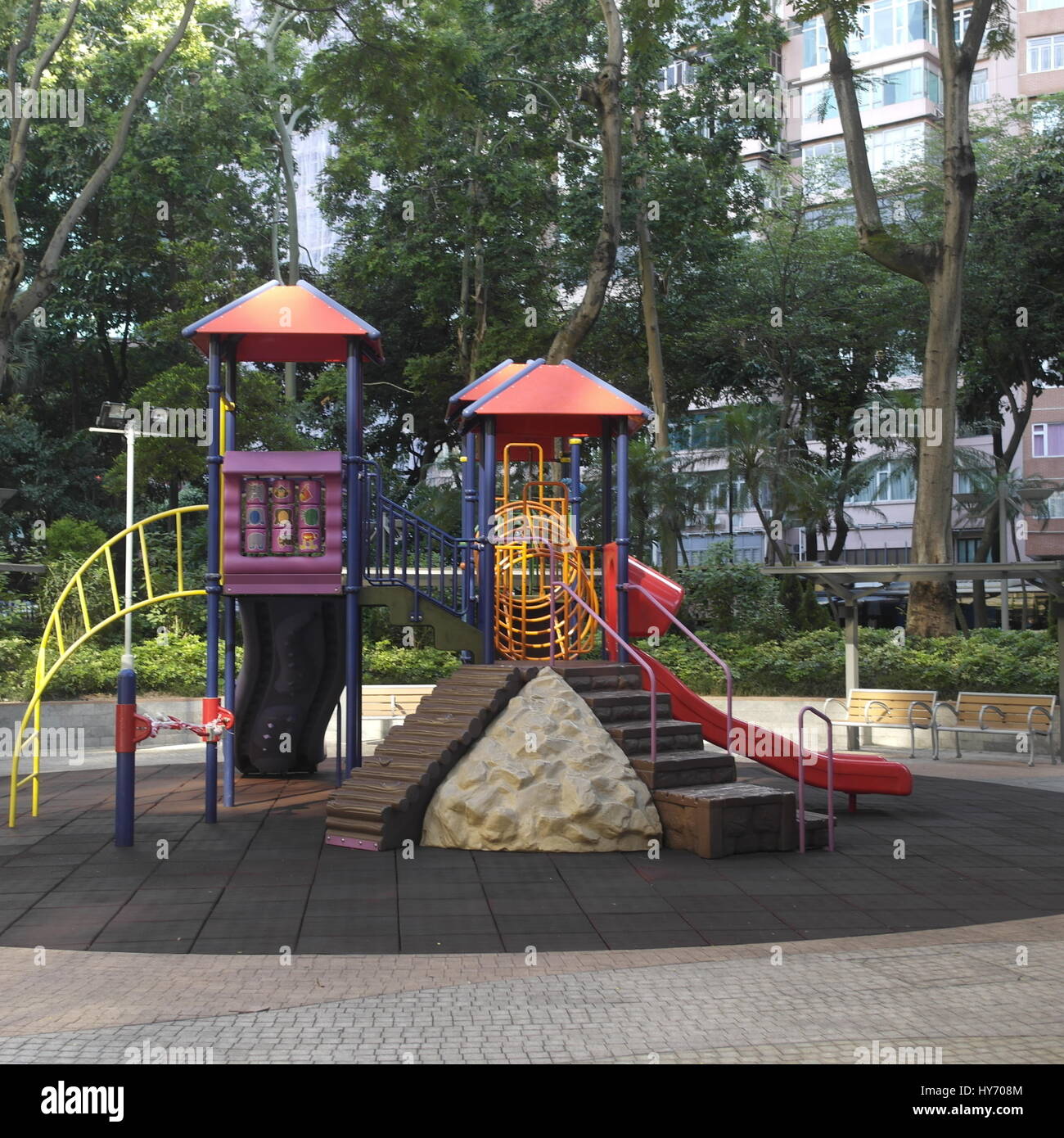 Svuotare parco giochi per bambini in un parco di Kowloon, Hong Kong Foto Stock