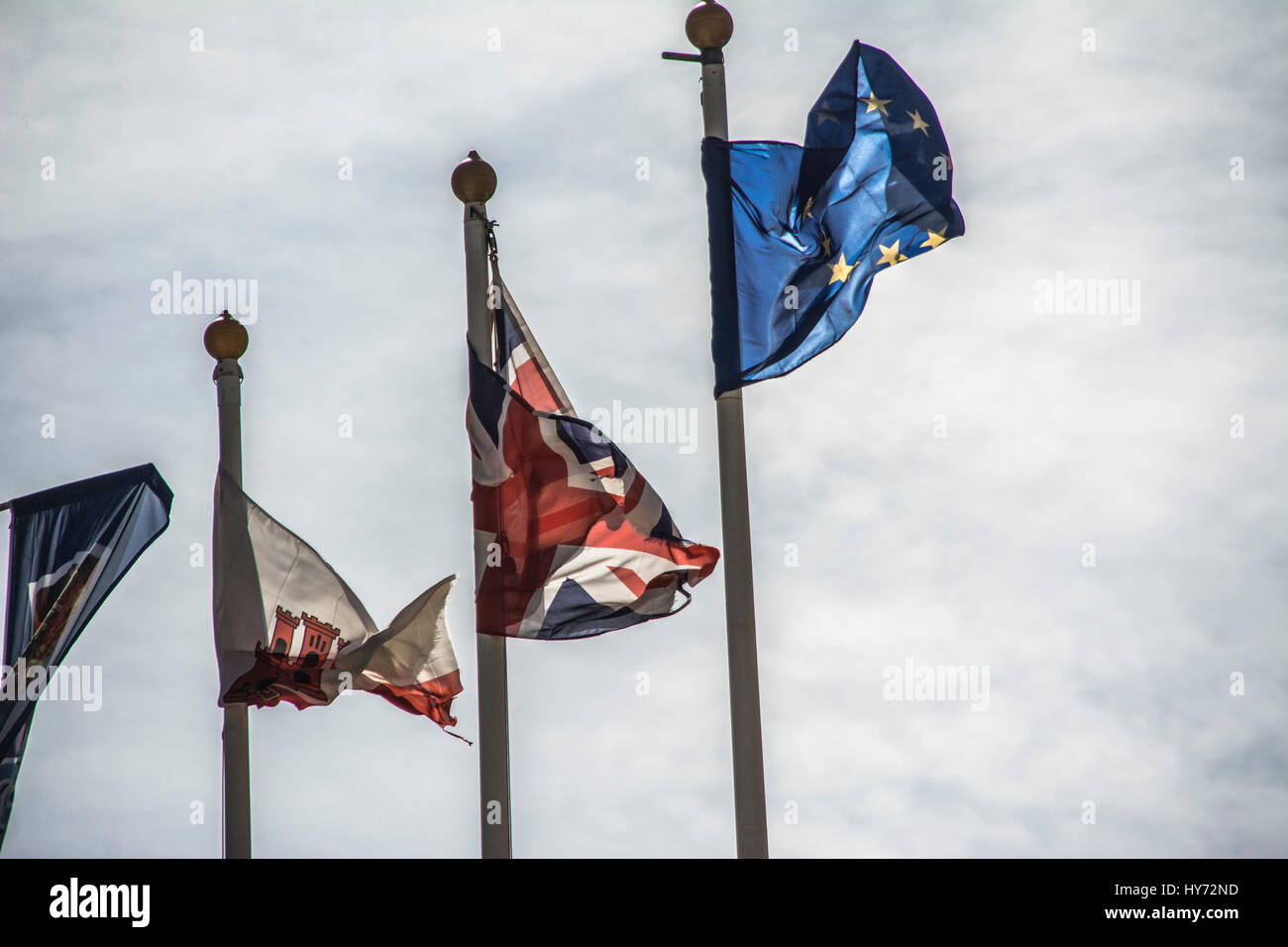 Gibilterra - 1 Aprile 2017 - la bandiera di Gibilterra, bandiera britannica e la bandiera dell'UE insieme scene generale di Gibilterra nella mattina di sabato 1 aprile 2017. Foto Stock