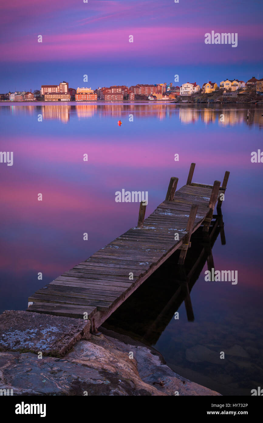 Dock e edifici in Karlskona, Svezia ..... Karlskrona è una località e la sede del Comune di Karlskrona, contea di Blekinge, Svezia. Foto Stock