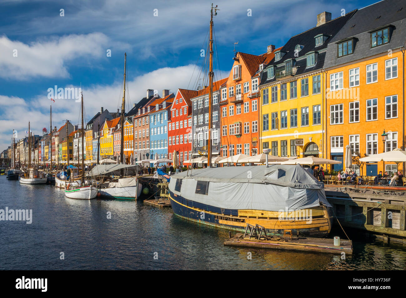 Nyhavn è un colorato del xvii secolo waterfront, canal e il famoso quartiere dei divertimenti di Copenhagen, Danimarca. Foto Stock