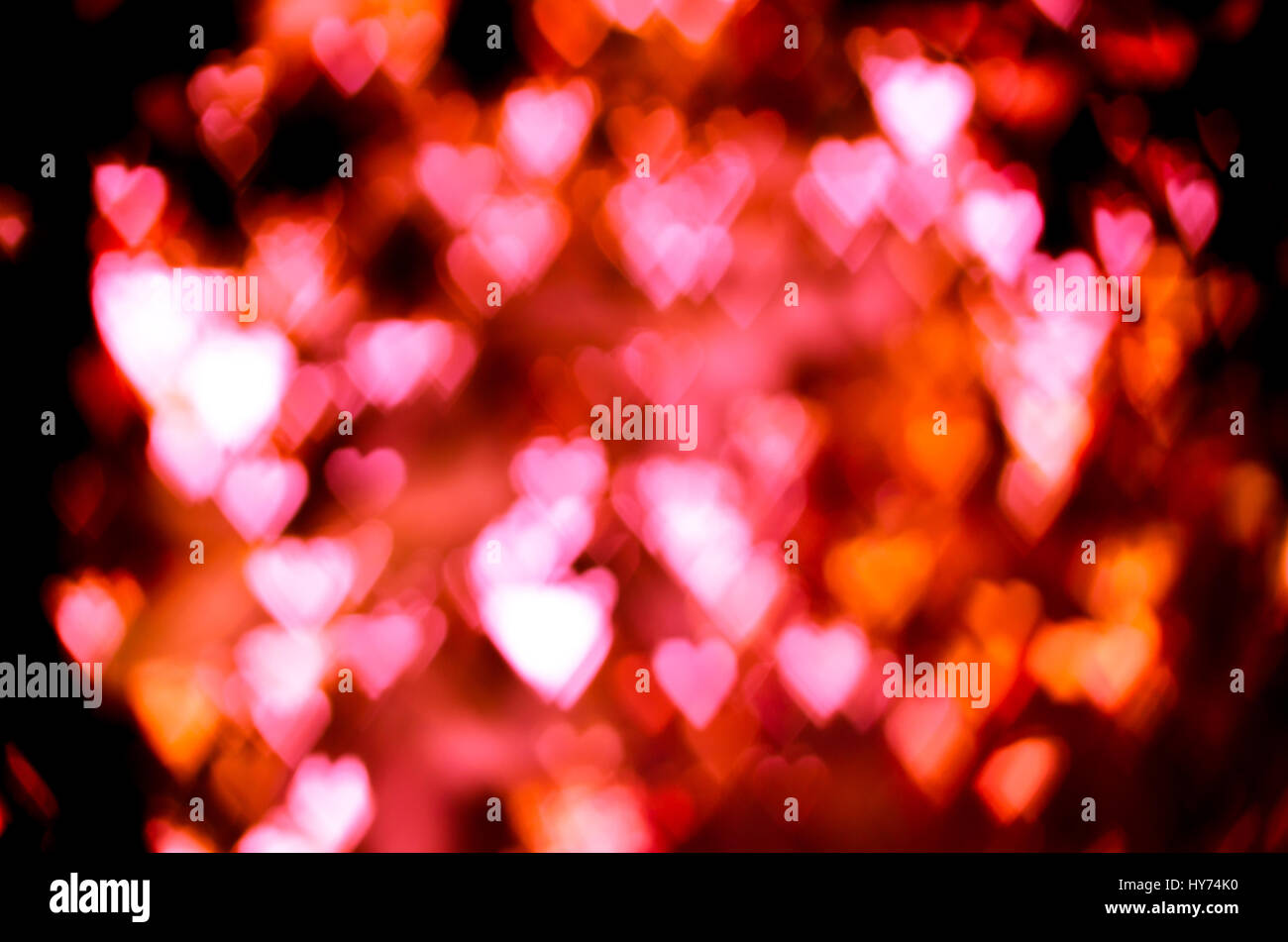 Sfondo astratto cuore rosso forma bokeh su nero Foto Stock