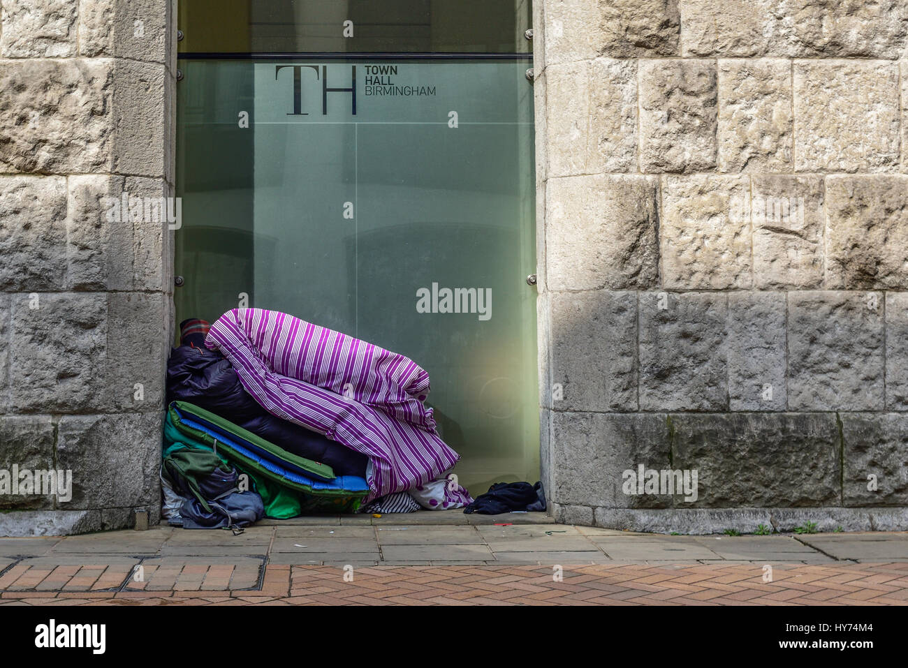 La persona senza dimora sonno agitato,UK.Birmingham City Centre. Foto Stock