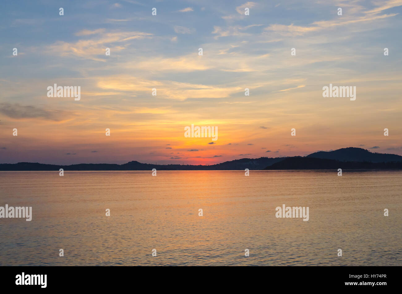 Paesaggio di mare e sunrise dietro la montagna alla spiaggia di Bophut samui suratthani thailandia Foto Stock