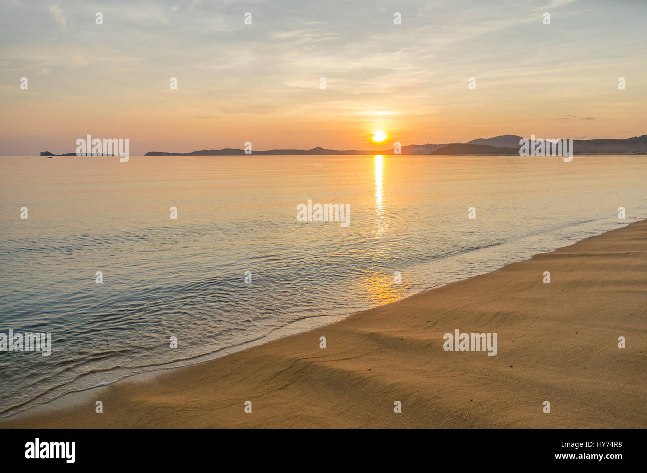 Sunrise dietro la montagna alla spiaggia di Bophut Samui Thailandia Foto Stock