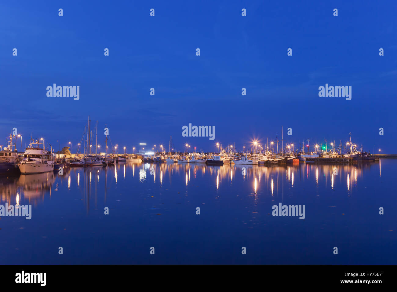 Le navi da pesca, barche e velieri in Wladyslawowo porto di notte sul Mar Baltico in Polonia Foto Stock