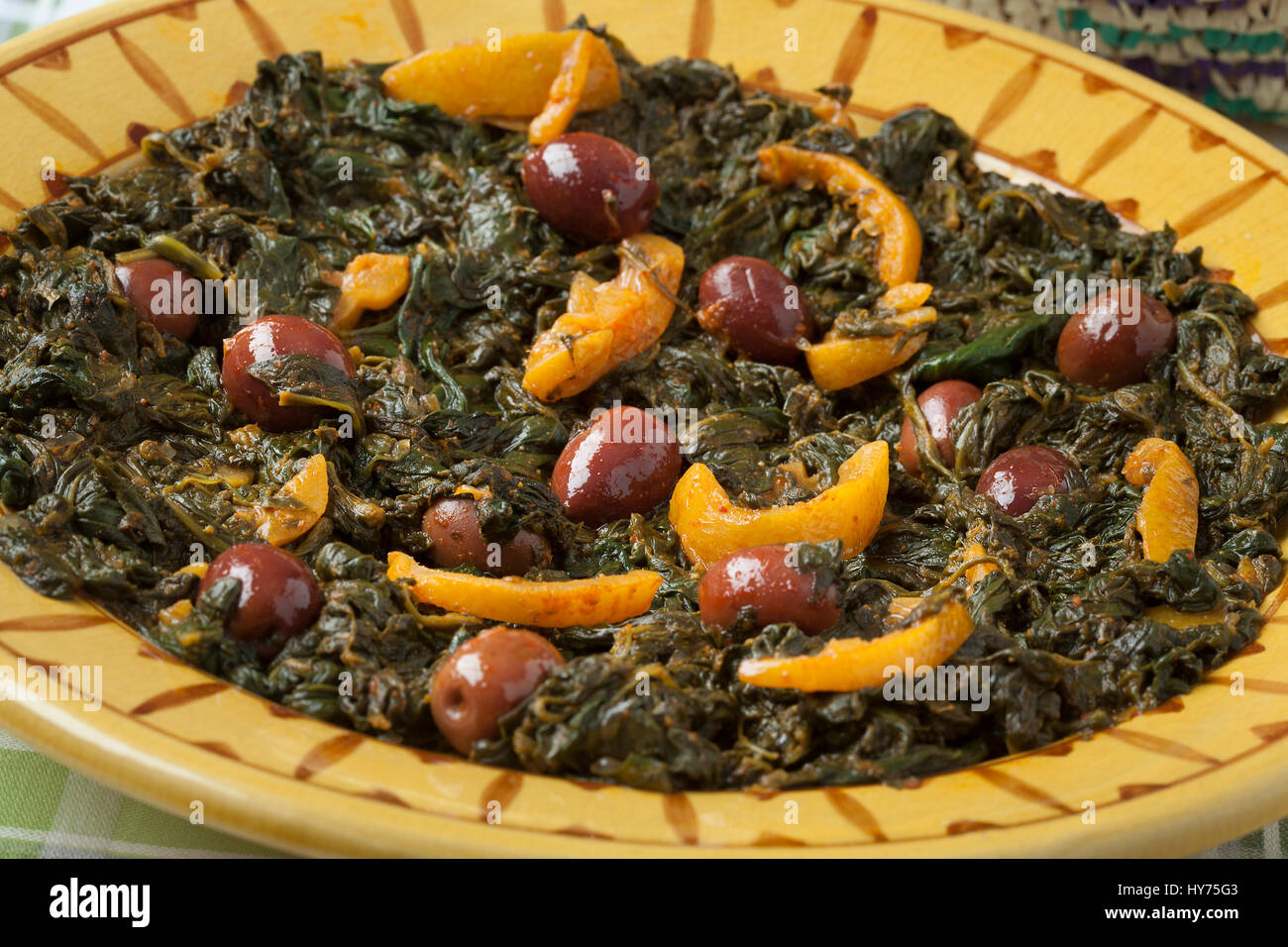 Marocchino tradizionale piatto con spinaci, olive e conserve di limone close up Foto Stock
