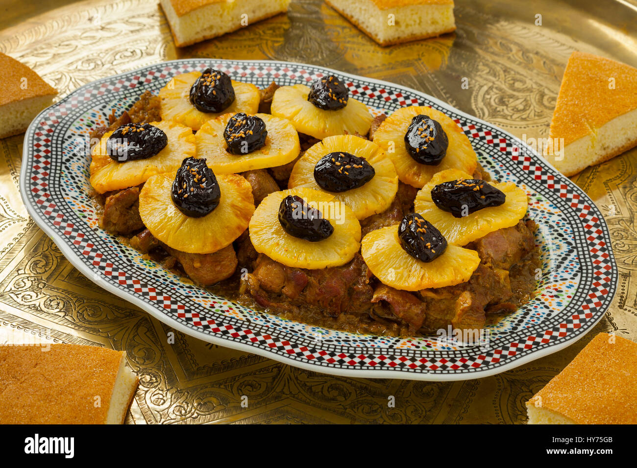 Piatto marocchino con carne, ananas,prugne e pane Foto Stock