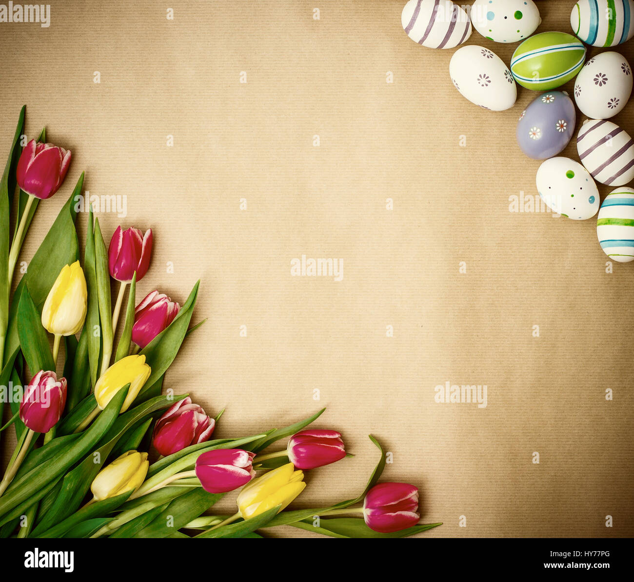 Uovo orientale, tulipani su carta da imballaggio marrone, vista dall'alto Foto Stock
