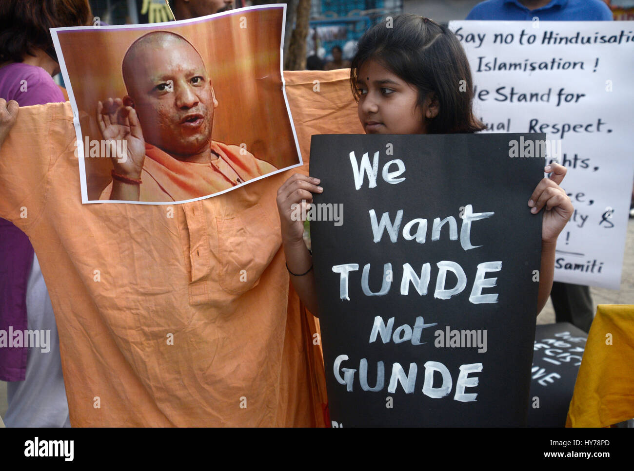 Kolkata, India. 1 Aprile, 2017. Bhasa O Chetana Samiti membri fase una dimostrazione contro il Primo Ministro Narendra Modi e Uttar Pradesh Chief Minister Yogi Adityanath. Bhasa O Chetana Samiti membri anche masterizzare l'effige di Narendra Modi e Yogi Adityanath durante la dimostrazione in Kolkata. Credito: Saikat Paolo/Pacific Press/Alamy Live News Foto Stock