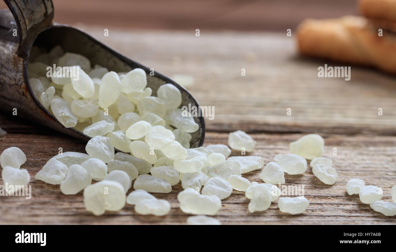 Il mastice di Chios lacrime in uno scoop su un sfondo di legno Foto Stock