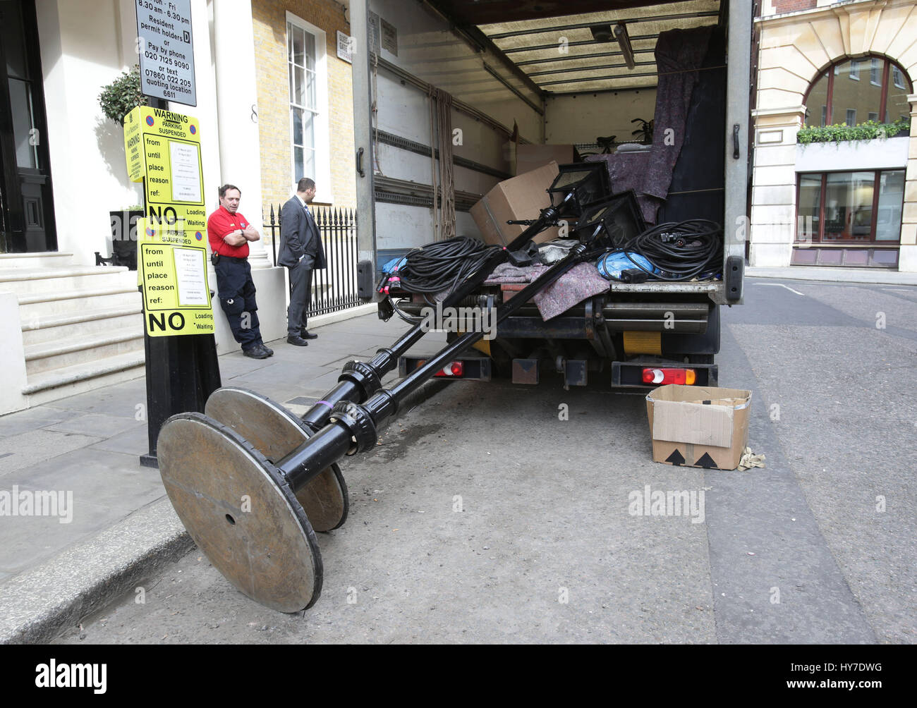 Un vecchio stile lampioni sono scaricati dalla parte posteriore di un camion in preparazione per le riprese del film Disney sequel Mary Poppins ritorna nel centro di Londra. Foto Stock