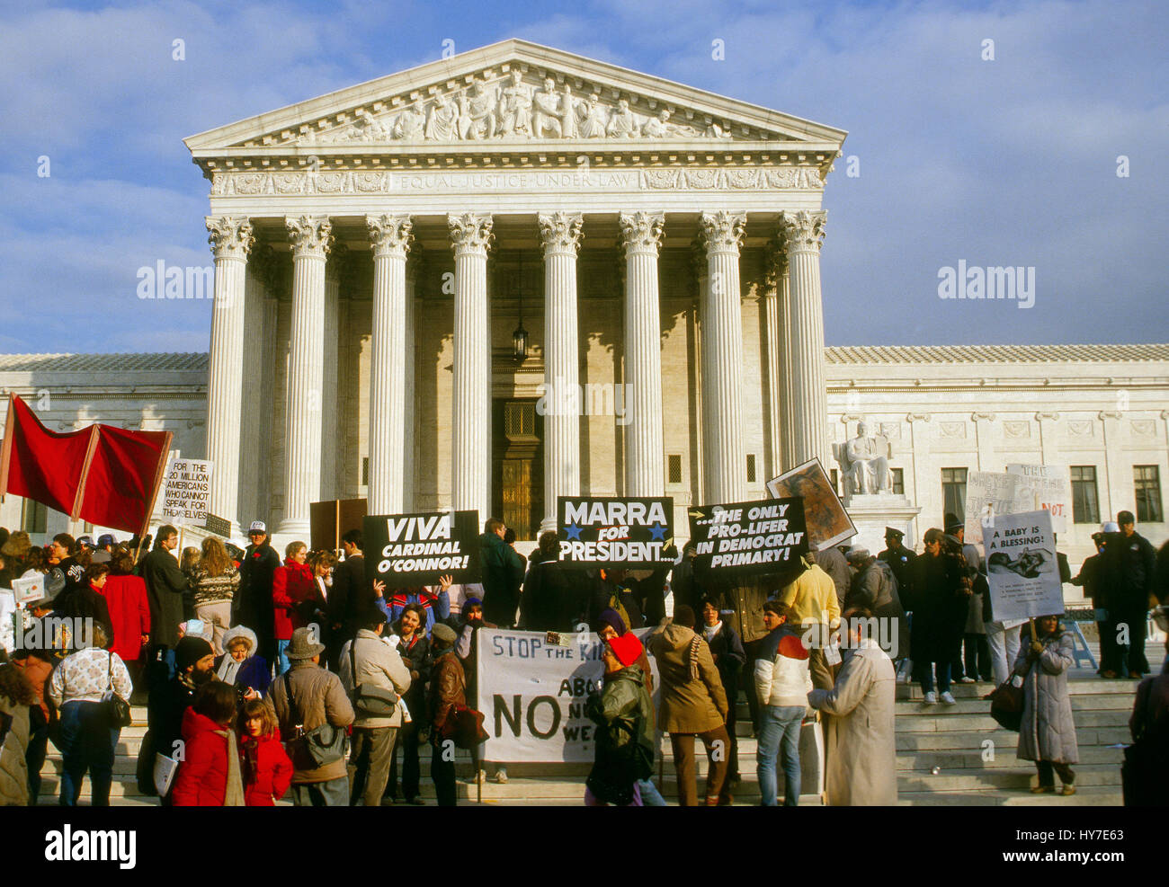 Pro vita demostrators davanti alla Corte suprema degli Stati Uniti edificio durante il diritto annuale alla vita marzo Washington DC., 22 gennaio 1988. Foto di Mark Reinstein Foto Stock