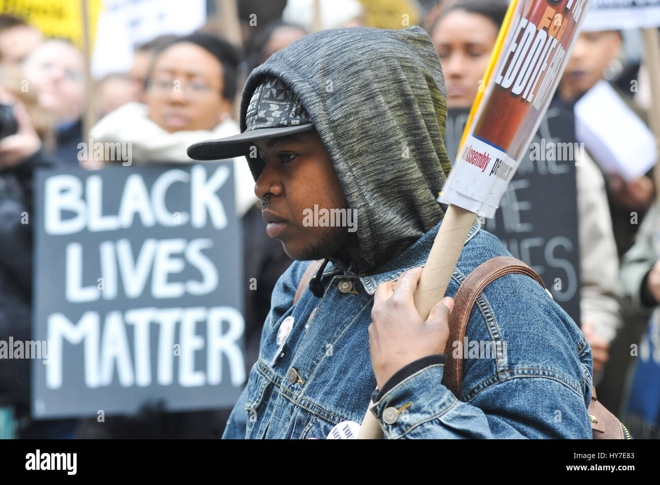 New York, Stati Uniti. 1 Aprile, 2017. Una folla di circa 300 persone si sono radunate in Union Square nel pomeriggio del 1 aprile 2017, per un intervento di emergenza da dire contro la violenza e la morte subita dalla popolazione nera e chiede la fine del NYPD. La folla si è radunata e ha continuato a marzo a Herald Square nel centro cittadino di Manhattan dove Timoteo Caughman è stato ucciso e per mantenere un momento di silenzio per onorare Timoteo e altre vittime di crimini di odio e dire di no ai crimini di odio e di terrorismo interno. Credito: Luiz Roberto Lima/Pacific Press/Alamy Live News Foto Stock