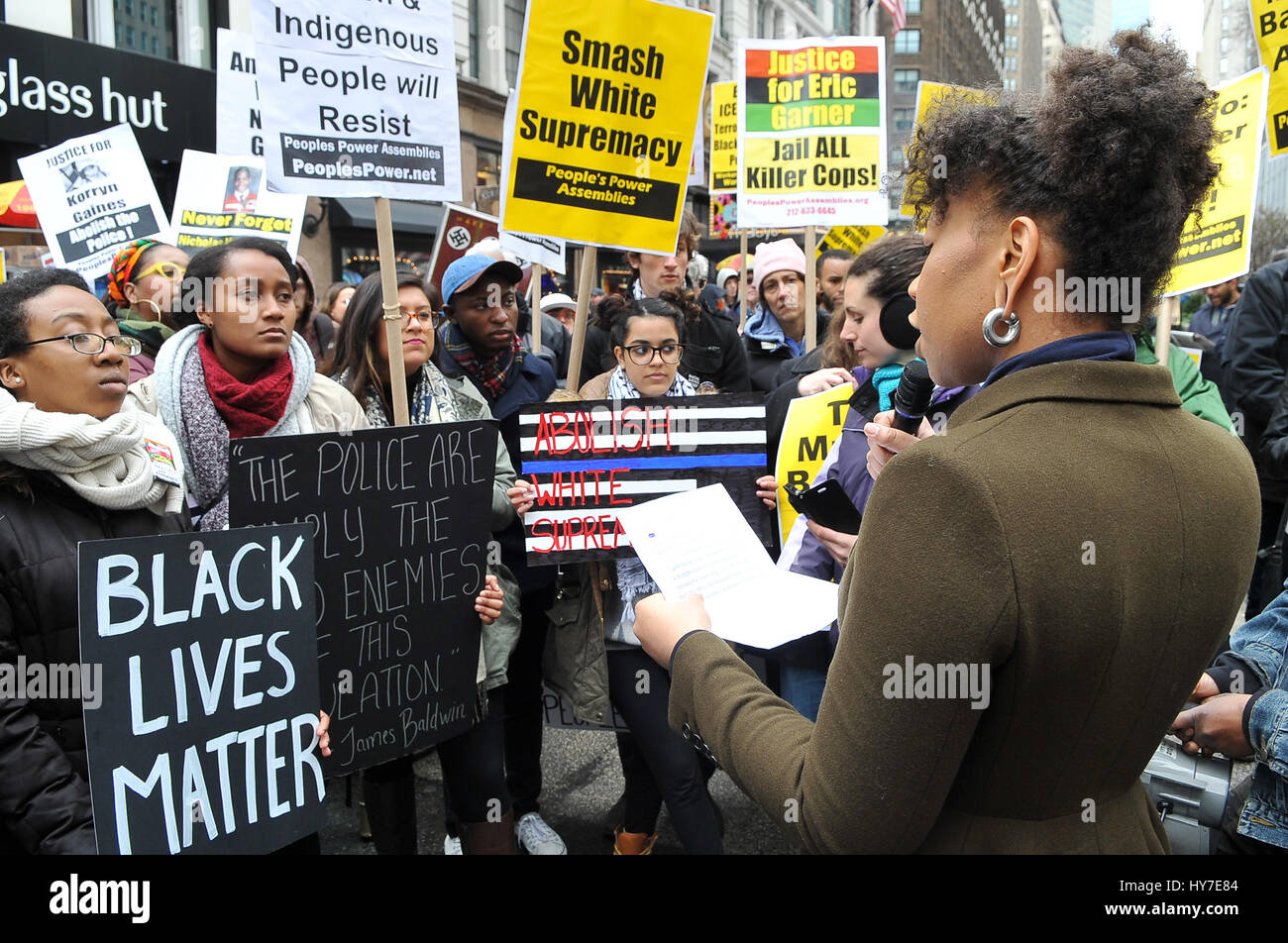 New York, Stati Uniti. 1 Aprile, 2017. Una folla di circa 300 persone si sono radunate in Union Square nel pomeriggio del 1 aprile 2017, per un intervento di emergenza da dire contro la violenza e la morte subita dalla popolazione nera e chiede la fine del NYPD. La folla si è radunata e ha continuato a marzo a Herald Square nel centro cittadino di Manhattan dove Timoteo Caughman è stato ucciso e per mantenere un momento di silenzio per onorare Timoteo e altre vittime di crimini di odio e dire di no ai crimini di odio e di terrorismo interno. Credito: Luiz Roberto Lima/Pacific Press/Alamy Live News Foto Stock