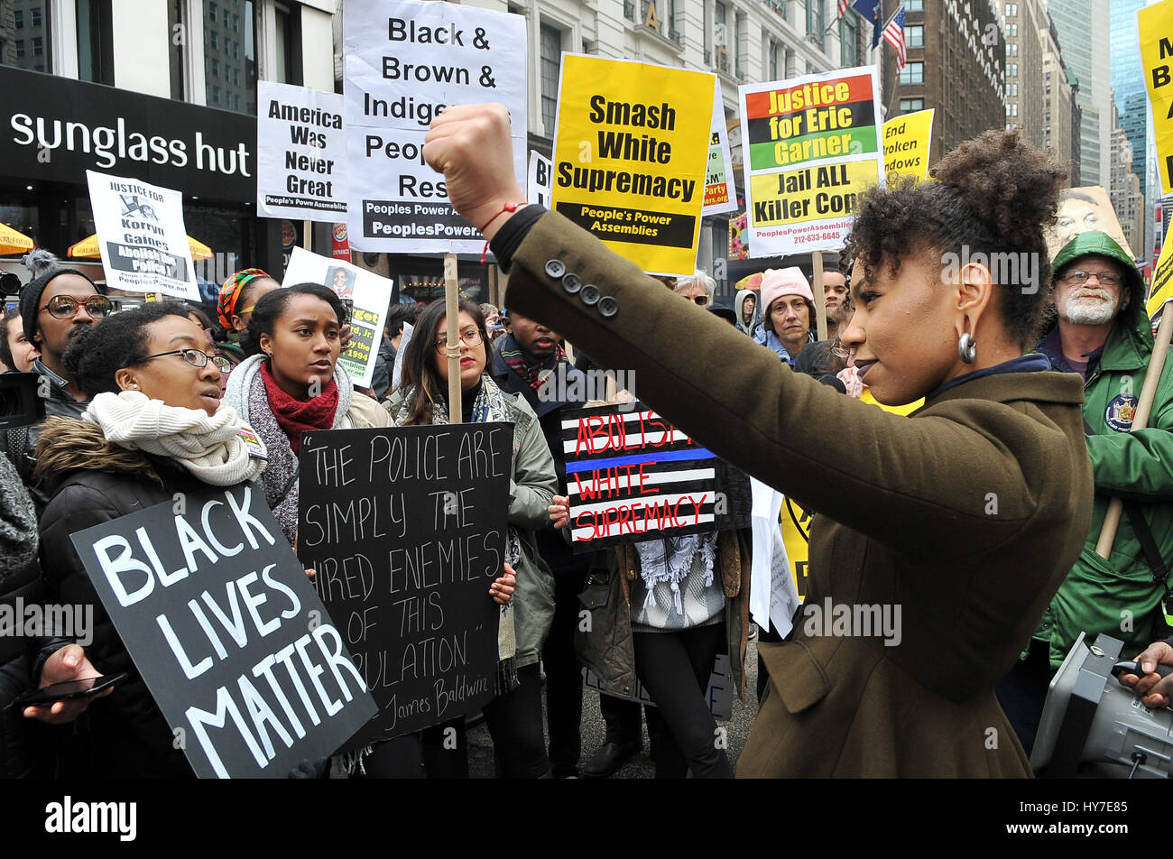 New York, Stati Uniti. 1 Aprile, 2017. Una folla di circa 300 persone si sono radunate in Union Square nel pomeriggio del 1 aprile 2017, per un intervento di emergenza da dire contro la violenza e la morte subita dalla popolazione nera e chiede la fine del NYPD. La folla si è radunata e ha continuato a marzo a Herald Square nel centro cittadino di Manhattan dove Timoteo Caughman è stato ucciso e per mantenere un momento di silenzio per onorare Timoteo e altre vittime di crimini di odio e dire di no ai crimini di odio e di terrorismo interno. Credito: Luiz Roberto Lima/Pacific Press/Alamy Live News Foto Stock