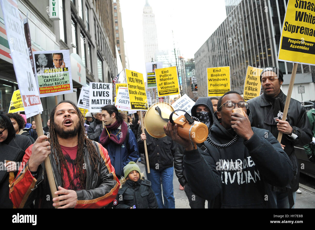 New York, Stati Uniti. 1 Aprile, 2017. Una folla di circa 300 persone si sono radunate in Union Square nel pomeriggio del 1 aprile 2017, per un intervento di emergenza da dire contro la violenza e la morte subita dalla popolazione nera e chiede la fine del NYPD. La folla si è radunata e ha continuato a marzo a Herald Square nel centro cittadino di Manhattan dove Timoteo Caughman è stato ucciso e per mantenere un momento di silenzio per onorare Timoteo e altre vittime di crimini di odio e dire di no ai crimini di odio e di terrorismo interno. Credito: Luiz Roberto Lima/Pacific Press/Alamy Live News Foto Stock