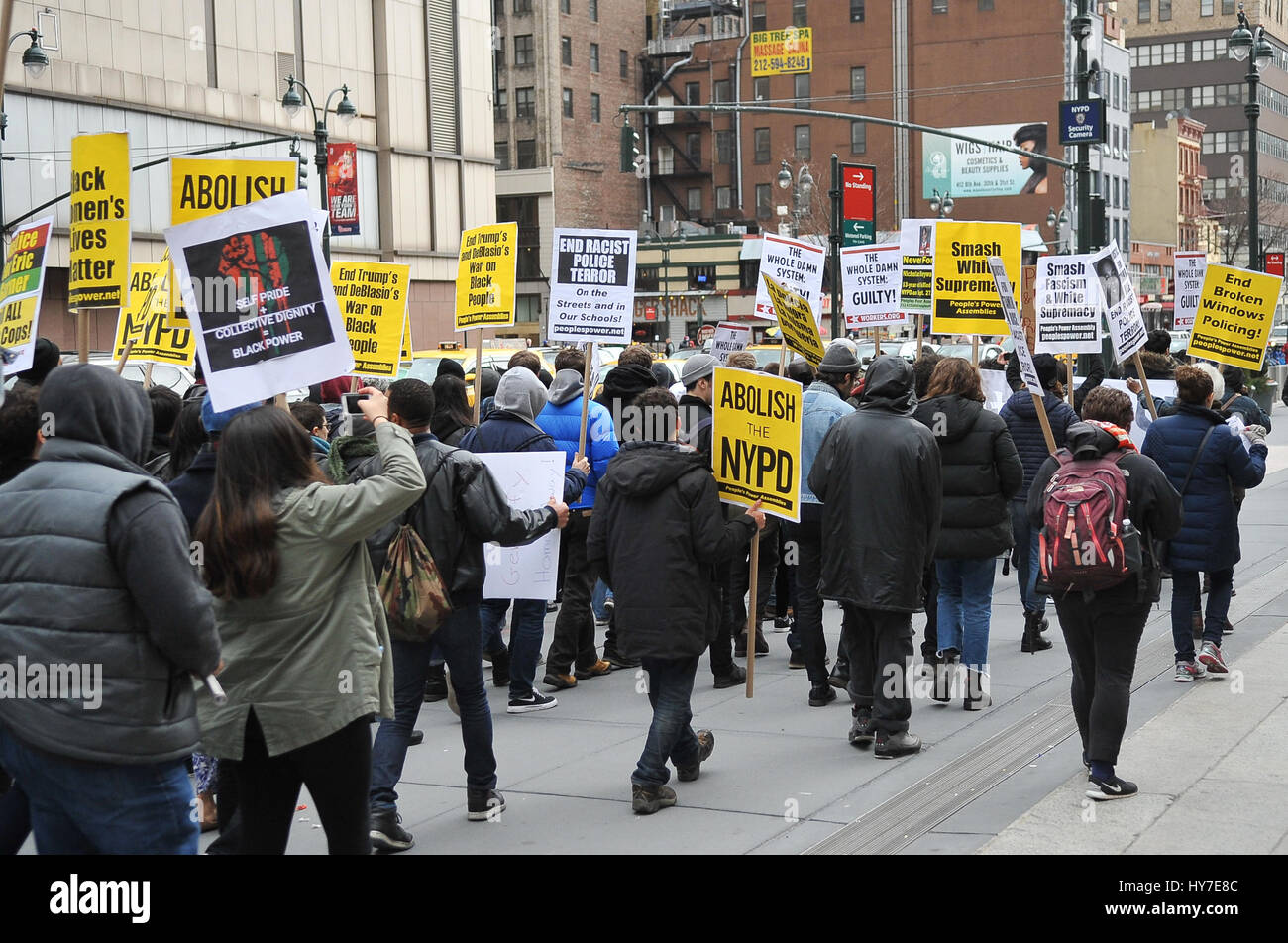New York, Stati Uniti. 1 Aprile, 2017. Una folla di circa 300 persone si sono radunate in Union Square nel pomeriggio del 1 aprile 2017, per un intervento di emergenza da dire contro la violenza e la morte subita dalla popolazione nera e chiede la fine del NYPD. La folla si è radunata e ha continuato a marzo a Herald Square nel centro cittadino di Manhattan dove Timoteo Caughman è stato ucciso e per mantenere un momento di silenzio per onorare Timoteo e altre vittime di crimini di odio e dire di no ai crimini di odio e di terrorismo interno. Credito: Luiz Roberto Lima/Pacific Press/Alamy Live News Foto Stock