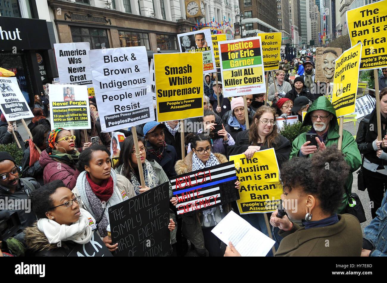 New York, Stati Uniti. 1 Aprile, 2017. Una folla di circa 300 persone si sono radunate in Union Square nel pomeriggio del 1 aprile 2017, per un intervento di emergenza da dire contro la violenza e la morte subita dalla popolazione nera e chiede la fine del NYPD. La folla si è radunata e ha continuato a marzo a Herald Square nel centro cittadino di Manhattan dove Timoteo Caughman è stato ucciso e per mantenere un momento di silenzio per onorare Timoteo e altre vittime di crimini di odio e dire di no ai crimini di odio e di terrorismo interno. Credito: Luiz Roberto Lima/Pacific Press/Alamy Live News Foto Stock