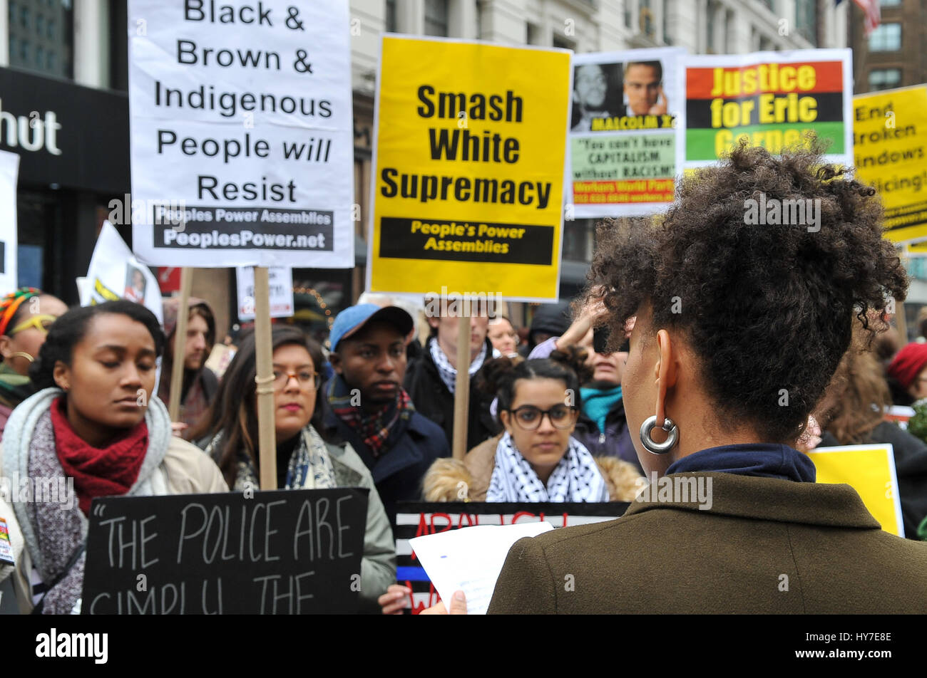 New York, Stati Uniti. 1 Aprile, 2017. Una folla di circa 300 persone si sono radunate in Union Square nel pomeriggio del 1 aprile 2017, per un intervento di emergenza da dire contro la violenza e la morte subita dalla popolazione nera e chiede la fine del NYPD. La folla si è radunata e ha continuato a marzo a Herald Square nel centro cittadino di Manhattan dove Timoteo Caughman è stato ucciso e per mantenere un momento di silenzio per onorare Timoteo e altre vittime di crimini di odio e dire di no ai crimini di odio e di terrorismo interno. Credito: Luiz Roberto Lima/Pacific Press/Alamy Live News Foto Stock