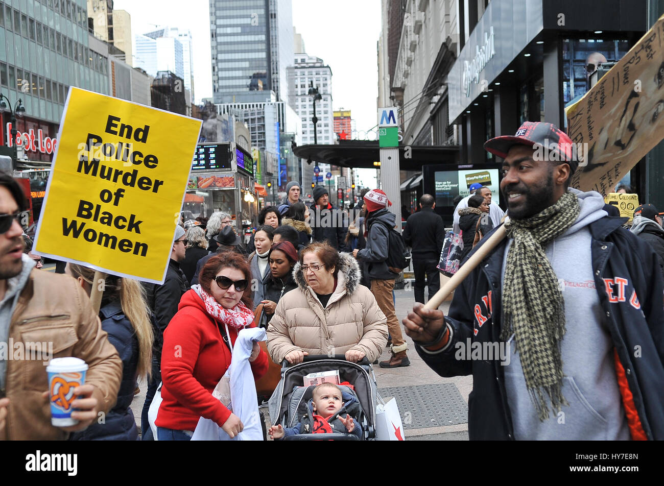 New York, Stati Uniti. 1 Aprile, 2017. Una folla di circa 300 persone si sono radunate in Union Square nel pomeriggio del 1 aprile 2017, per un intervento di emergenza da dire contro la violenza e la morte subita dalla popolazione nera e chiede la fine del NYPD. La folla si è radunata e ha continuato a marzo a Herald Square nel centro cittadino di Manhattan dove Timoteo Caughman è stato ucciso e per mantenere un momento di silenzio per onorare Timoteo e altre vittime di crimini di odio e dire di no ai crimini di odio e di terrorismo interno. Credito: Luiz Roberto Lima/Pacific Press/Alamy Live News Foto Stock