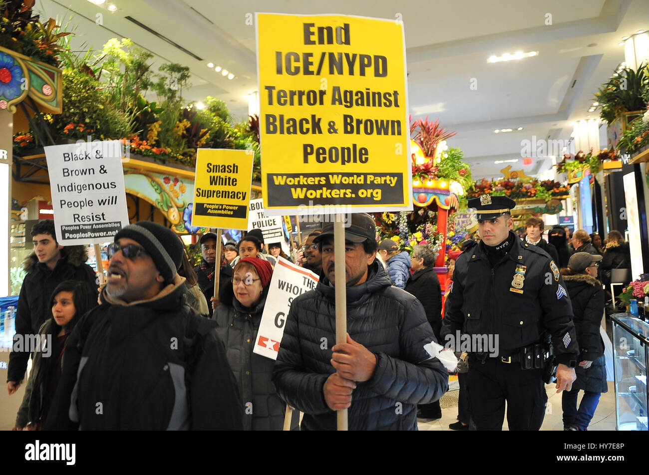 New York, Stati Uniti. 1 Aprile, 2017. Una folla di circa 300 persone si sono radunate in Union Square nel pomeriggio del 1 aprile 2017, per un intervento di emergenza da dire contro la violenza e la morte subita dalla popolazione nera e chiede la fine del NYPD. La folla si è radunata e ha continuato a marzo a Herald Square nel centro cittadino di Manhattan dove Timoteo Caughman è stato ucciso e per mantenere un momento di silenzio per onorare Timoteo e altre vittime di crimini di odio e dire di no ai crimini di odio e di terrorismo interno. Credito: Luiz Roberto Lima/Pacific Press/Alamy Live News Foto Stock