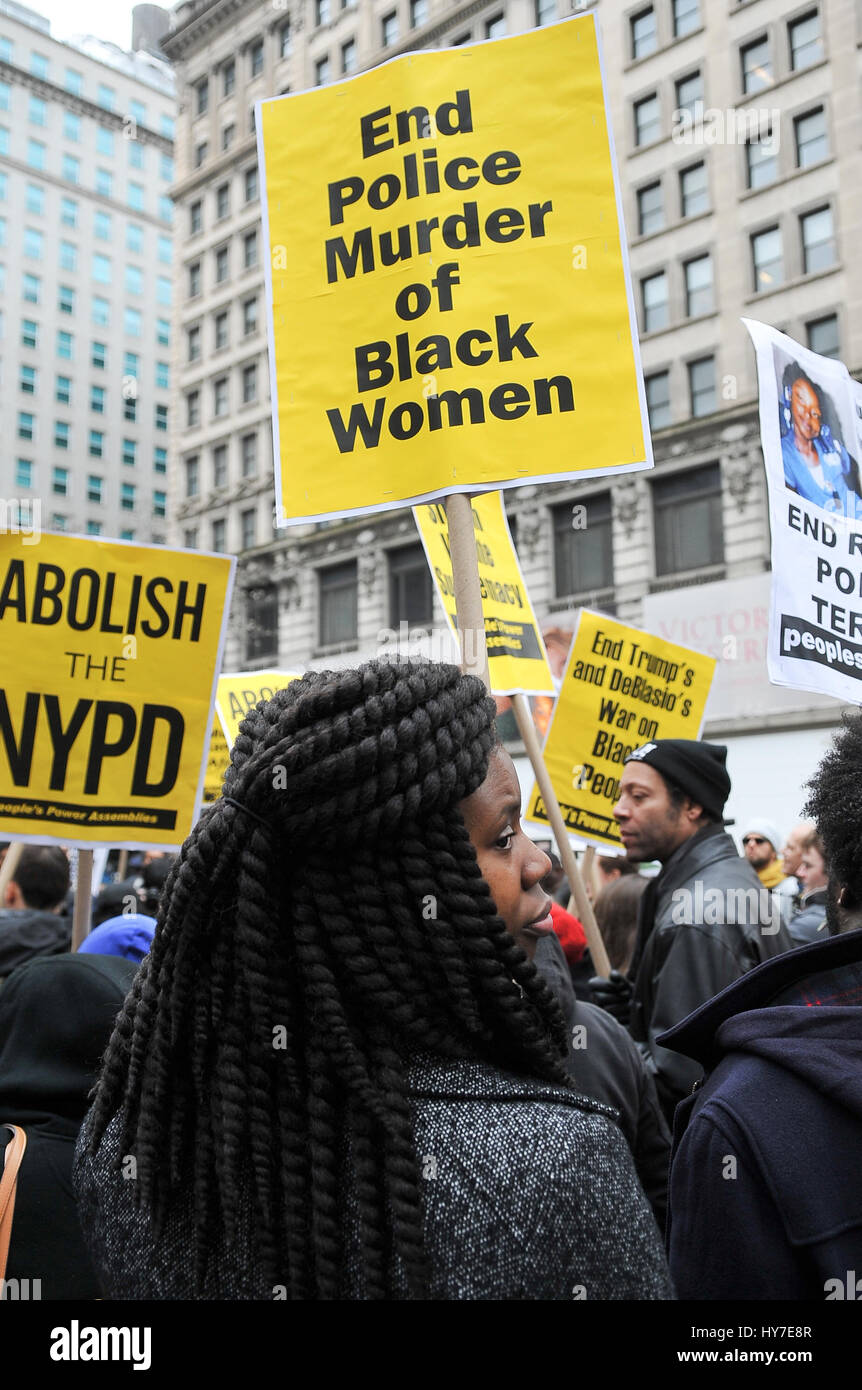 New York, Stati Uniti. 1 Aprile, 2017. Una folla di circa 300 persone si sono radunate in Union Square nel pomeriggio del 1 aprile 2017, per un intervento di emergenza da dire contro la violenza e la morte subita dalla popolazione nera e chiede la fine del NYPD. La folla si è radunata e ha continuato a marzo a Herald Square nel centro cittadino di Manhattan dove Timoteo Caughman è stato ucciso e per mantenere un momento di silenzio per onorare Timoteo e altre vittime di crimini di odio e dire di no ai crimini di odio e di terrorismo interno. Credito: Luiz Roberto Lima/Pacific Press/Alamy Live News Foto Stock