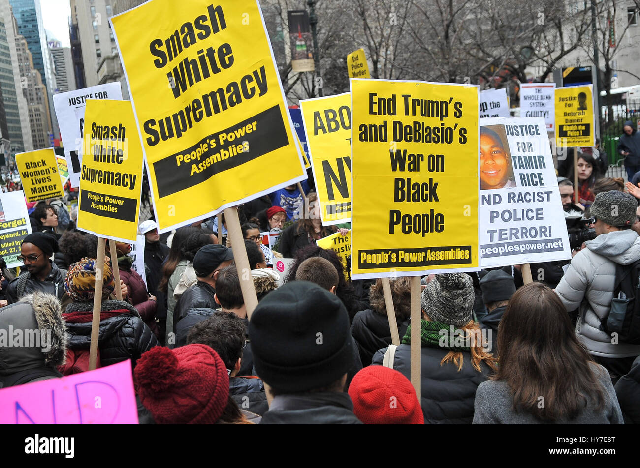 New York, Stati Uniti. 1 Aprile, 2017. Una folla di circa 300 persone si sono radunate in Union Square nel pomeriggio del 1 aprile 2017, per un intervento di emergenza da dire contro la violenza e la morte subita dalla popolazione nera e chiede la fine del NYPD. La folla si è radunata e ha continuato a marzo a Herald Square nel centro cittadino di Manhattan dove Timoteo Caughman è stato ucciso e per mantenere un momento di silenzio per onorare Timoteo e altre vittime di crimini di odio e dire di no ai crimini di odio e di terrorismo interno. Credito: Luiz Roberto Lima/Pacific Press/Alamy Live News Foto Stock