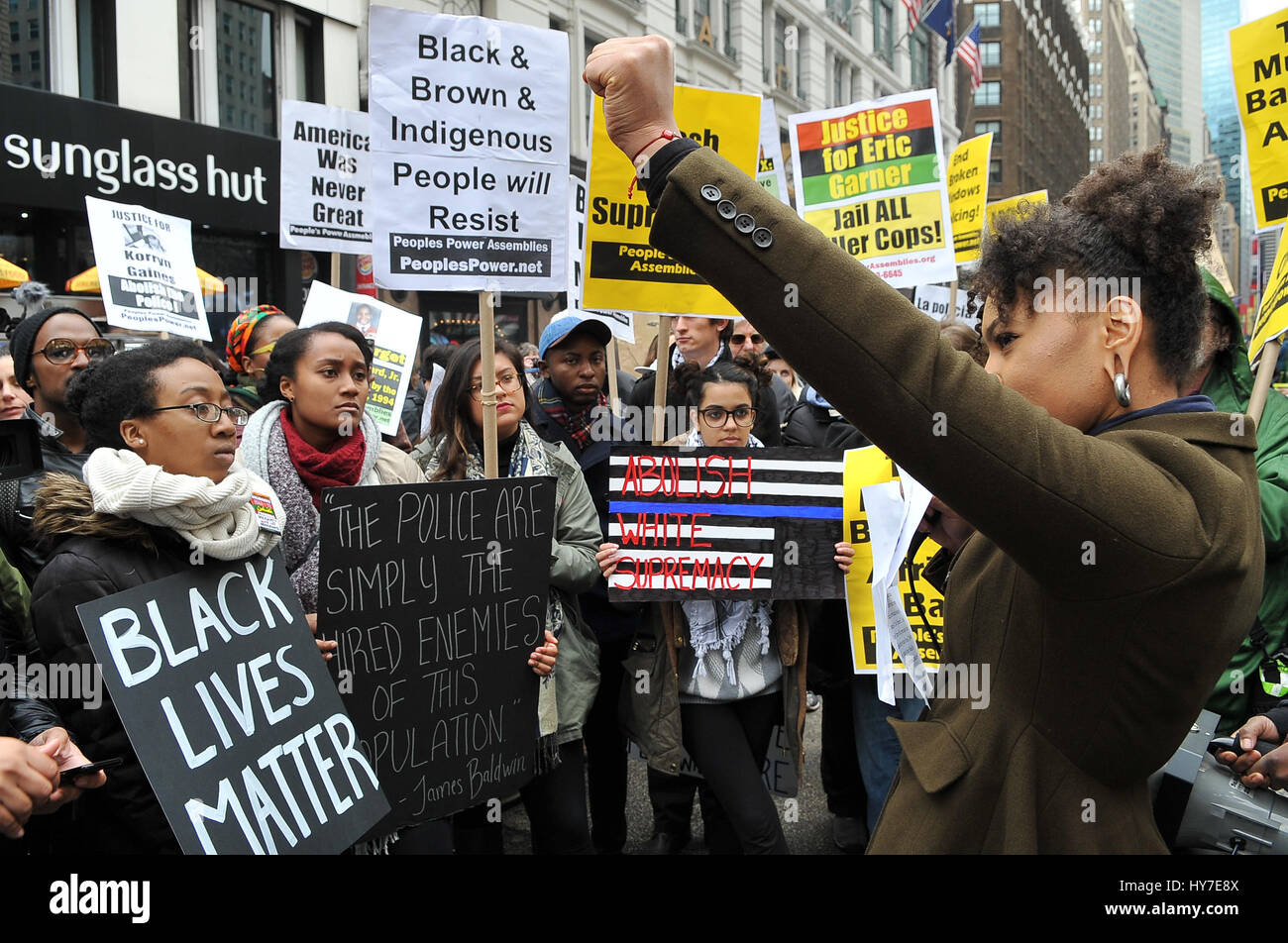 New York, Stati Uniti. 1 Aprile, 2017. Una folla di circa 300 persone si sono radunate in Union Square nel pomeriggio del 1 aprile 2017, per un intervento di emergenza da dire contro la violenza e la morte subita dalla popolazione nera e chiede la fine del NYPD. La folla si è radunata e ha continuato a marzo a Herald Square nel centro cittadino di Manhattan dove Timoteo Caughman è stato ucciso e per mantenere un momento di silenzio per onorare Timoteo e altre vittime di crimini di odio e dire di no ai crimini di odio e di terrorismo interno. Credito: Luiz Roberto Lima/Pacific Press/Alamy Live News Foto Stock