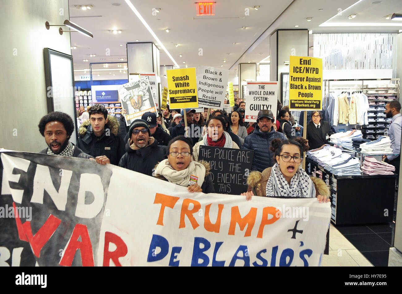 New York, Stati Uniti. 1 Aprile, 2017. Una folla di circa 300 persone si sono radunate in Union Square nel pomeriggio del 1 aprile 2017, per un intervento di emergenza da dire contro la violenza e la morte subita dalla popolazione nera e chiede la fine del NYPD. La folla si è radunata e ha continuato a marzo a Herald Square nel centro cittadino di Manhattan dove Timoteo Caughman è stato ucciso e per mantenere un momento di silenzio per onorare Timoteo e altre vittime di crimini di odio e dire di no ai crimini di odio e di terrorismo interno. Credito: Luiz Roberto Lima/Pacific Press/Alamy Live News Foto Stock
