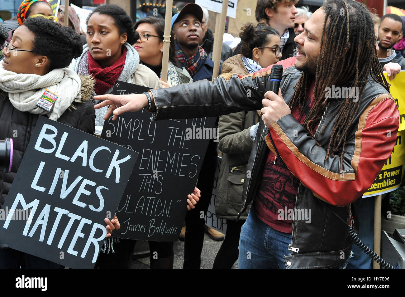 New York, Stati Uniti. 1 Aprile, 2017. Una folla di circa 300 persone si sono radunate in Union Square nel pomeriggio del 1 aprile 2017, per un intervento di emergenza da dire contro la violenza e la morte subita dalla popolazione nera e chiede la fine del NYPD. La folla si è radunata e ha continuato a marzo a Herald Square nel centro cittadino di Manhattan dove Timoteo Caughman è stato ucciso e per mantenere un momento di silenzio per onorare Timoteo e altre vittime di crimini di odio e dire di no ai crimini di odio e di terrorismo interno. Credito: Luiz Roberto Lima/Pacific Press/Alamy Live News Foto Stock