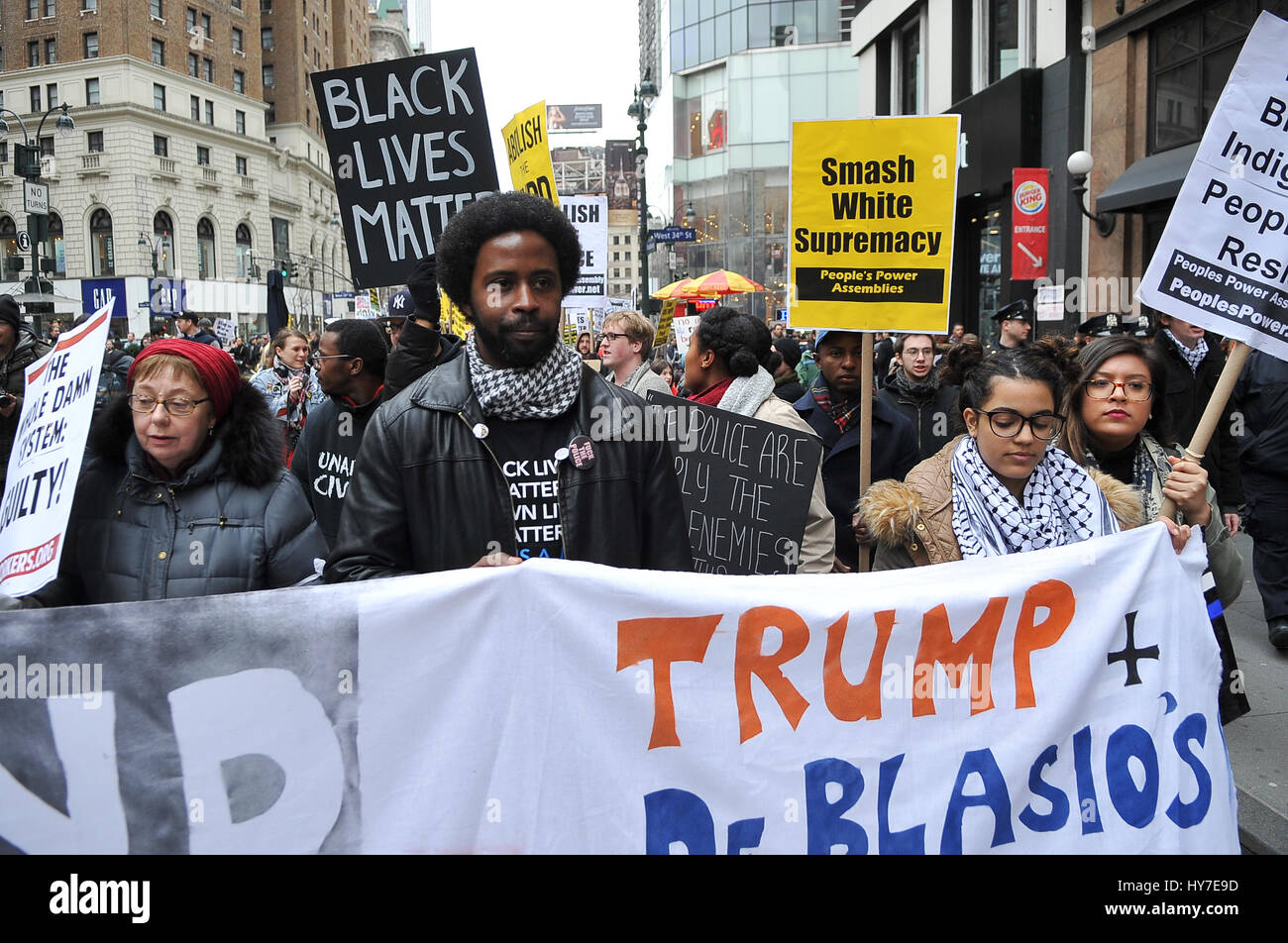 New York, Stati Uniti. 1 Aprile, 2017. Una folla di circa 300 persone si sono radunate in Union Square nel pomeriggio del 1 aprile 2017, per un intervento di emergenza da dire contro la violenza e la morte subita dalla popolazione nera e chiede la fine del NYPD. La folla si è radunata e ha continuato a marzo a Herald Square nel centro cittadino di Manhattan dove Timoteo Caughman è stato ucciso e per mantenere un momento di silenzio per onorare Timoteo e altre vittime di crimini di odio e dire di no ai crimini di odio e di terrorismo interno. Credito: Luiz Roberto Lima/Pacific Press/Alamy Live News Foto Stock