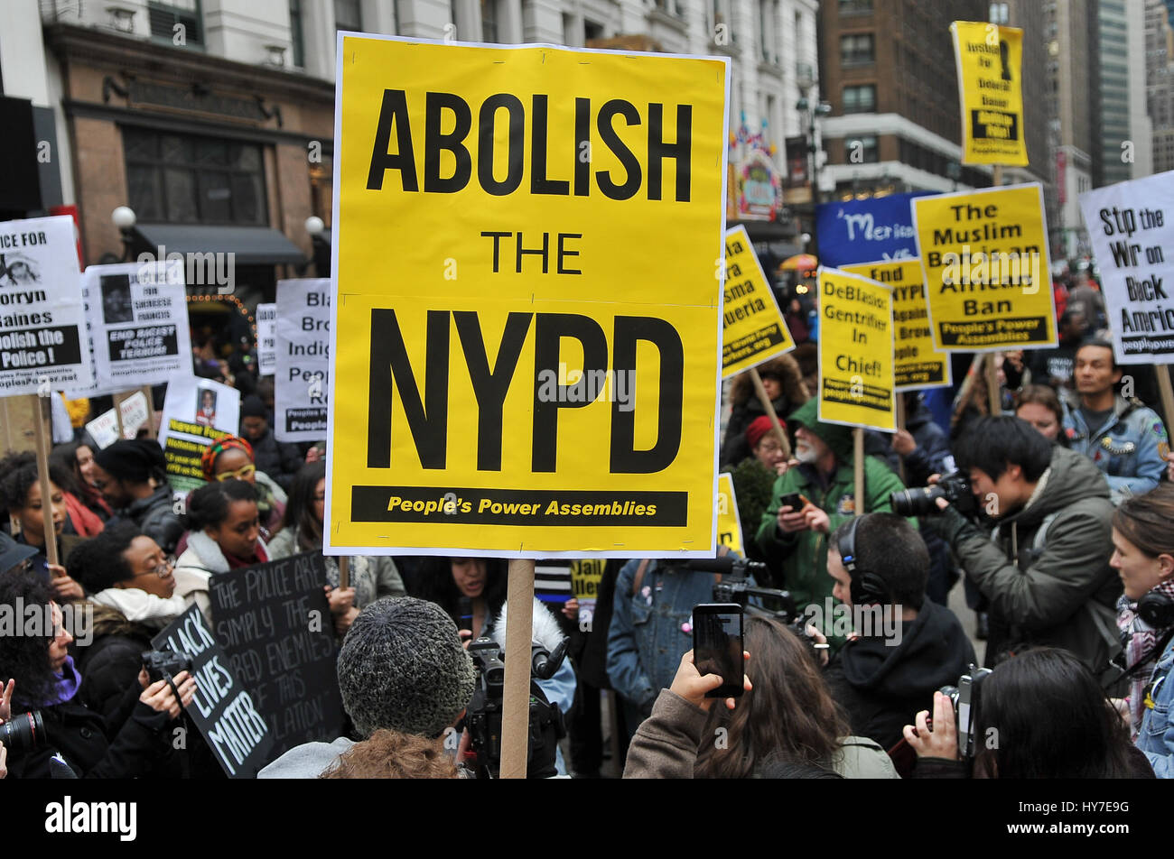 New York, Stati Uniti. 1 Aprile, 2017. Una folla di circa 300 persone si sono radunate in Union Square nel pomeriggio del 1 aprile 2017, per un intervento di emergenza da dire contro la violenza e la morte subita dalla popolazione nera e chiede la fine del NYPD. La folla si è radunata e ha continuato a marzo a Herald Square nel centro cittadino di Manhattan dove Timoteo Caughman è stato ucciso e per mantenere un momento di silenzio per onorare Timoteo e altre vittime di crimini di odio e dire di no ai crimini di odio e di terrorismo interno. Credito: Luiz Roberto Lima/Pacific Press/Alamy Live News Foto Stock