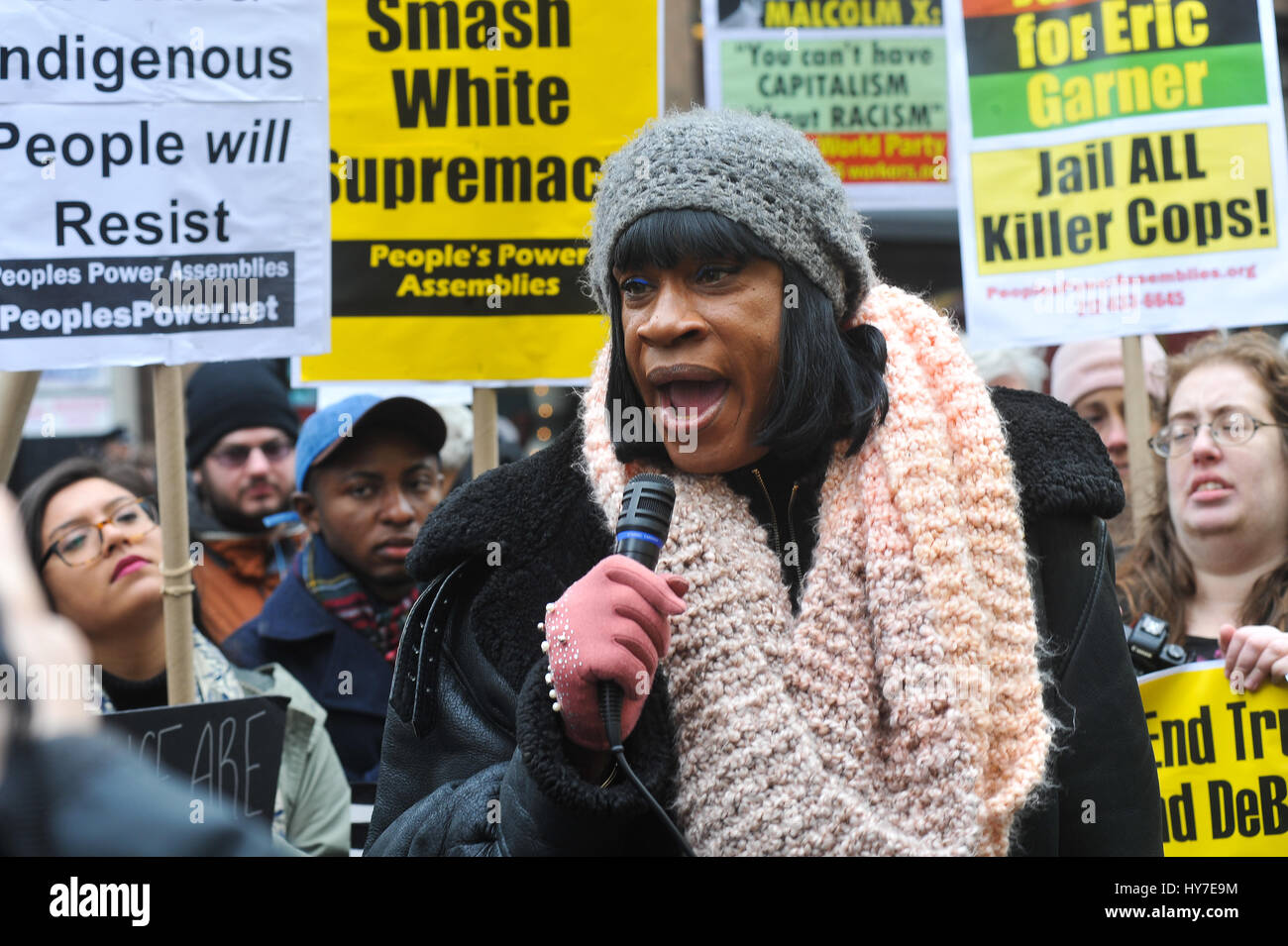 New York, Stati Uniti. 1 Aprile, 2017. Una folla di circa 300 persone si sono radunate in Union Square nel pomeriggio del 1 aprile 2017, per un intervento di emergenza da dire contro la violenza e la morte subita dalla popolazione nera e chiede la fine del NYPD. La folla si è radunata e ha continuato a marzo a Herald Square nel centro cittadino di Manhattan dove Timoteo Caughman è stato ucciso e per mantenere un momento di silenzio per onorare Timoteo e altre vittime di crimini di odio e dire di no ai crimini di odio e di terrorismo interno. Credito: Luiz Roberto Lima/Pacific Press/Alamy Live News Foto Stock