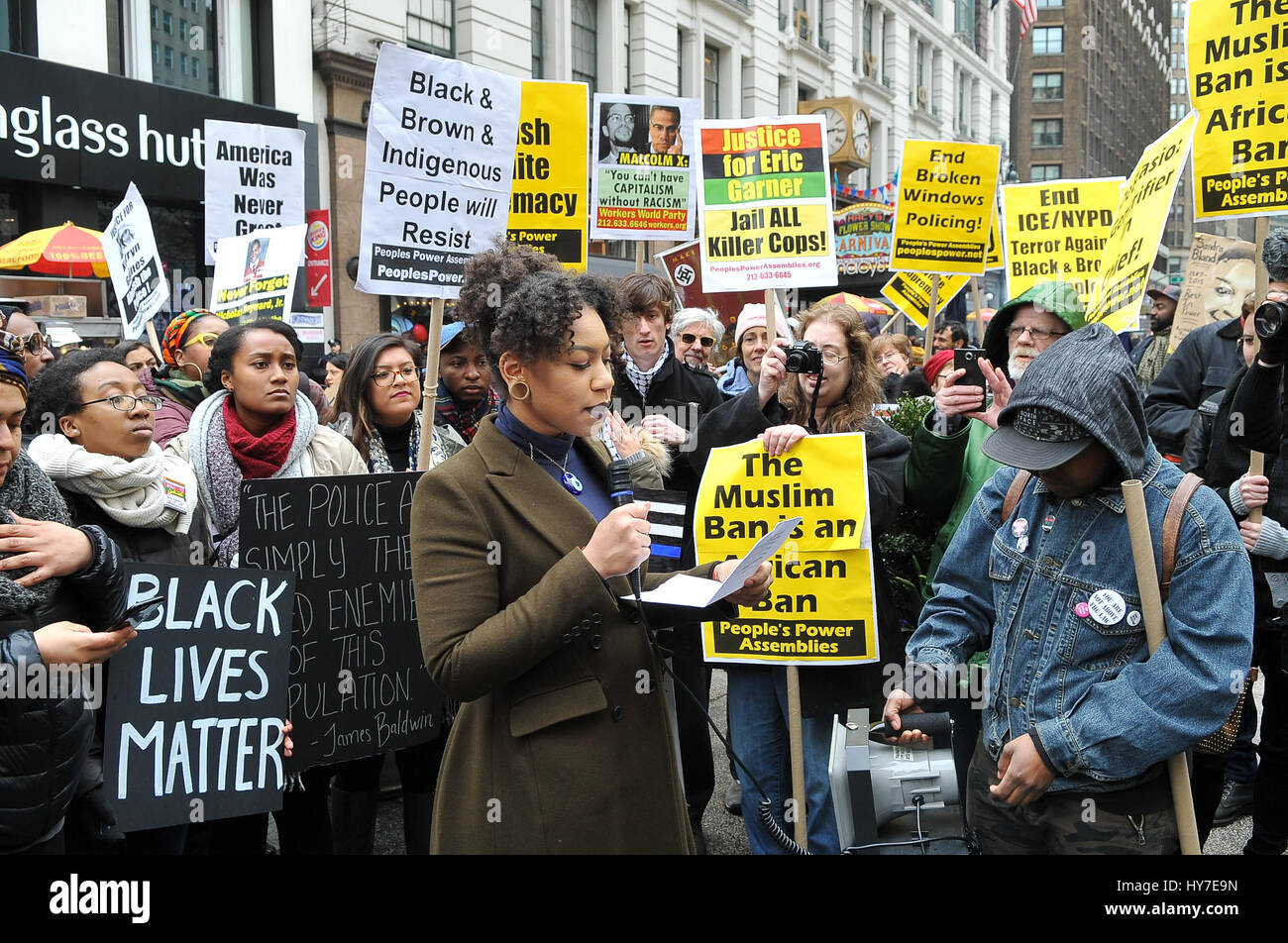 New York, Stati Uniti. 1 Aprile, 2017. Una folla di circa 300 persone si sono radunate in Union Square nel pomeriggio del 1 aprile 2017, per un intervento di emergenza da dire contro la violenza e la morte subita dalla popolazione nera e chiede la fine del NYPD. La folla si è radunata e ha continuato a marzo a Herald Square nel centro cittadino di Manhattan dove Timoteo Caughman è stato ucciso e per mantenere un momento di silenzio per onorare Timoteo e altre vittime di crimini di odio e dire di no ai crimini di odio e di terrorismo interno. Credito: Luiz Roberto Lima/Pacific Press/Alamy Live News Foto Stock