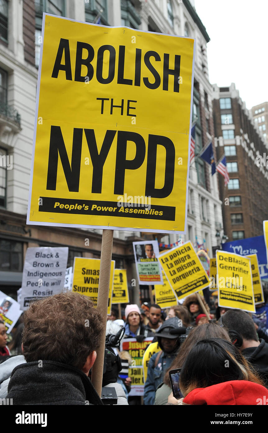 New York, Stati Uniti. 1 Aprile, 2017. Una folla di circa 300 persone si sono radunate in Union Square nel pomeriggio del 1 aprile 2017, per un intervento di emergenza da dire contro la violenza e la morte subita dalla popolazione nera e chiede la fine del NYPD. La folla si è radunata e ha continuato a marzo a Herald Square nel centro cittadino di Manhattan dove Timoteo Caughman è stato ucciso e per mantenere un momento di silenzio per onorare Timoteo e altre vittime di crimini di odio e dire di no ai crimini di odio e di terrorismo interno. Credito: Luiz Roberto Lima/Pacific Press/Alamy Live News Foto Stock