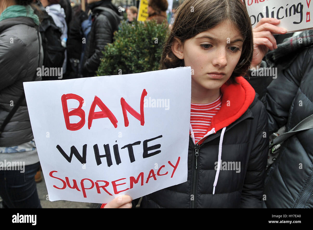 New York, Stati Uniti. 1 Aprile, 2017. Una folla di circa 300 persone si sono radunate in Union Square nel pomeriggio del 1 aprile 2017, per un intervento di emergenza da dire contro la violenza e la morte subita dalla popolazione nera e chiede la fine del NYPD. La folla si è radunata e ha continuato a marzo a Herald Square nel centro cittadino di Manhattan dove Timoteo Caughman è stato ucciso e per mantenere un momento di silenzio per onorare Timoteo e altre vittime di crimini di odio e dire di no ai crimini di odio e di terrorismo interno. Credito: Luiz Roberto Lima/Pacific Press/Alamy Live News Foto Stock