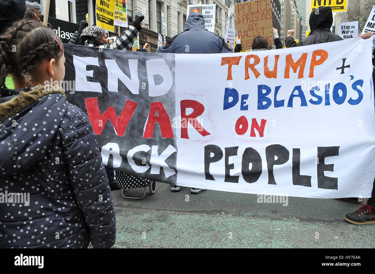 New York, Stati Uniti. 1 Aprile, 2017. Una folla di circa 300 persone si sono radunate in Union Square nel pomeriggio del 1 aprile 2017, per un intervento di emergenza da dire contro la violenza e la morte subita dalla popolazione nera e chiede la fine del NYPD. La folla si è radunata e ha continuato a marzo a Herald Square nel centro cittadino di Manhattan dove Timoteo Caughman è stato ucciso e per mantenere un momento di silenzio per onorare Timoteo e altre vittime di crimini di odio e dire di no ai crimini di odio e di terrorismo interno. Credito: Luiz Roberto Lima/Pacific Press/Alamy Live News Foto Stock