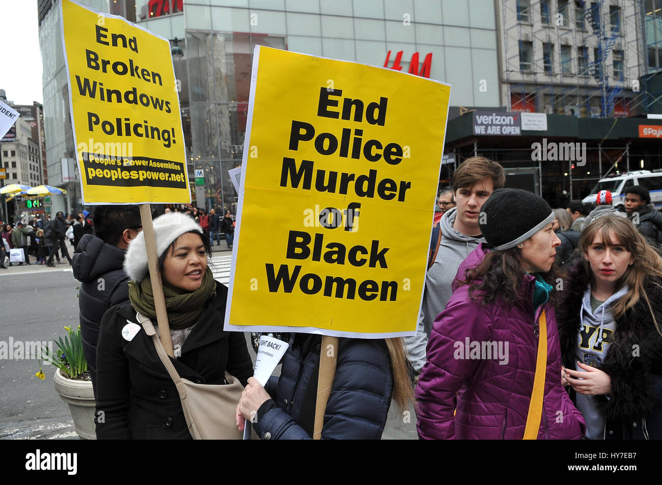 New York, Stati Uniti. 1 Aprile, 2017. Una folla di circa 300 persone si sono radunate in Union Square nel pomeriggio del 1 aprile 2017, per un intervento di emergenza da dire contro la violenza e la morte subita dalla popolazione nera e chiede la fine del NYPD. La folla si è radunata e ha continuato a marzo a Herald Square nel centro cittadino di Manhattan dove Timoteo Caughman è stato ucciso e per mantenere un momento di silenzio per onorare Timoteo e altre vittime di crimini di odio e dire di no ai crimini di odio e di terrorismo interno. Credito: Luiz Roberto Lima/Pacific Press/Alamy Live News Foto Stock