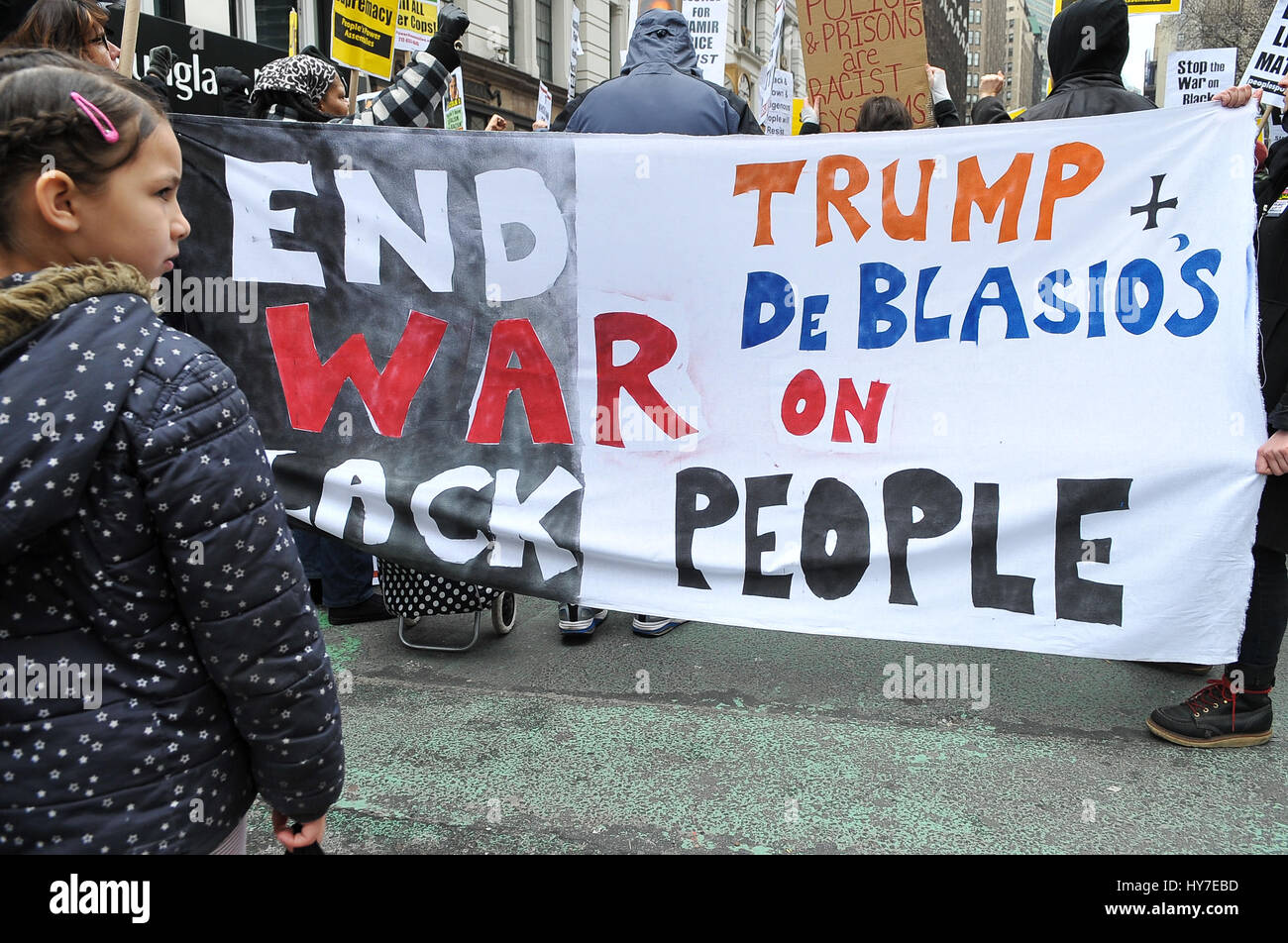 New York, Stati Uniti. 1 Aprile, 2017. Una folla di circa 300 persone si sono radunate in Union Square nel pomeriggio del 1 aprile 2017, per un intervento di emergenza da dire contro la violenza e la morte subita dalla popolazione nera e chiede la fine del NYPD. La folla si è radunata e ha continuato a marzo a Herald Square nel centro cittadino di Manhattan dove Timoteo Caughman è stato ucciso e per mantenere un momento di silenzio per onorare Timoteo e altre vittime di crimini di odio e dire di no ai crimini di odio e di terrorismo interno. Credito: Luiz Roberto Lima/Pacific Press/Alamy Live News Foto Stock