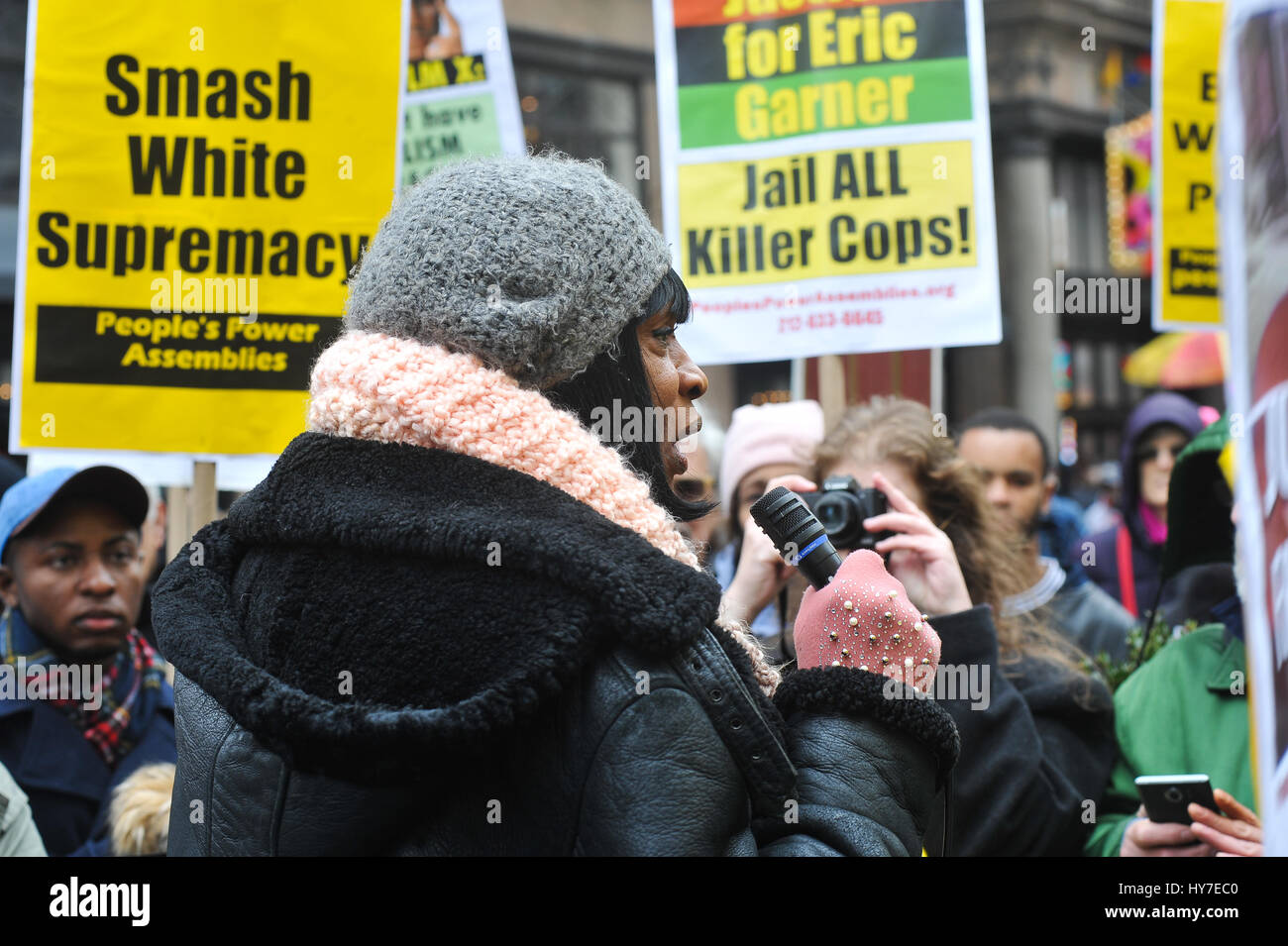 New York, Stati Uniti. 1 Aprile, 2017. Una folla di circa 300 persone si sono radunate in Union Square nel pomeriggio del 1 aprile 2017, per un intervento di emergenza da dire contro la violenza e la morte subita dalla popolazione nera e chiede la fine del NYPD. La folla si è radunata e ha continuato a marzo a Herald Square nel centro cittadino di Manhattan dove Timoteo Caughman è stato ucciso e per mantenere un momento di silenzio per onorare Timoteo e altre vittime di crimini di odio e dire di no ai crimini di odio e di terrorismo interno. Credito: Luiz Roberto Lima/Pacific Press/Alamy Live News Foto Stock