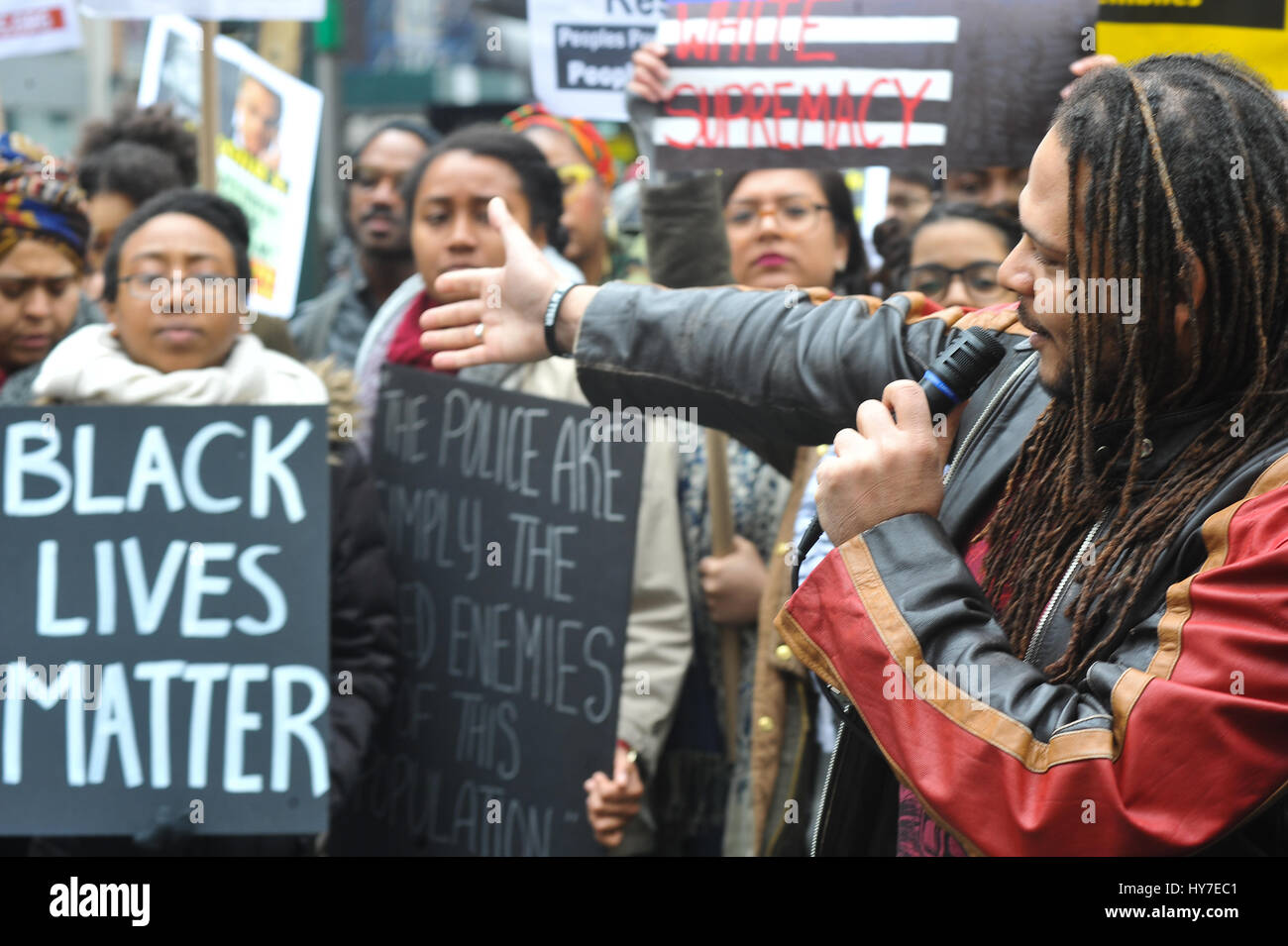 New York, Stati Uniti. 1 Aprile, 2017. Una folla di circa 300 persone si sono radunate in Union Square nel pomeriggio del 1 aprile 2017, per un intervento di emergenza da dire contro la violenza e la morte subita dalla popolazione nera e chiede la fine del NYPD. La folla si è radunata e ha continuato a marzo a Herald Square nel centro cittadino di Manhattan dove Timoteo Caughman è stato ucciso e per mantenere un momento di silenzio per onorare Timoteo e altre vittime di crimini di odio e dire di no ai crimini di odio e di terrorismo interno. Credito: Luiz Roberto Lima/Pacific Press/Alamy Live News Foto Stock